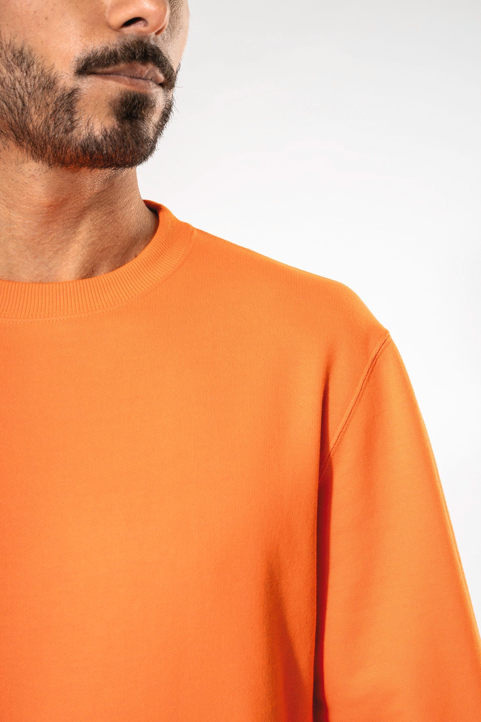 Sweat-shirt recyclé col rond unisexe en situation