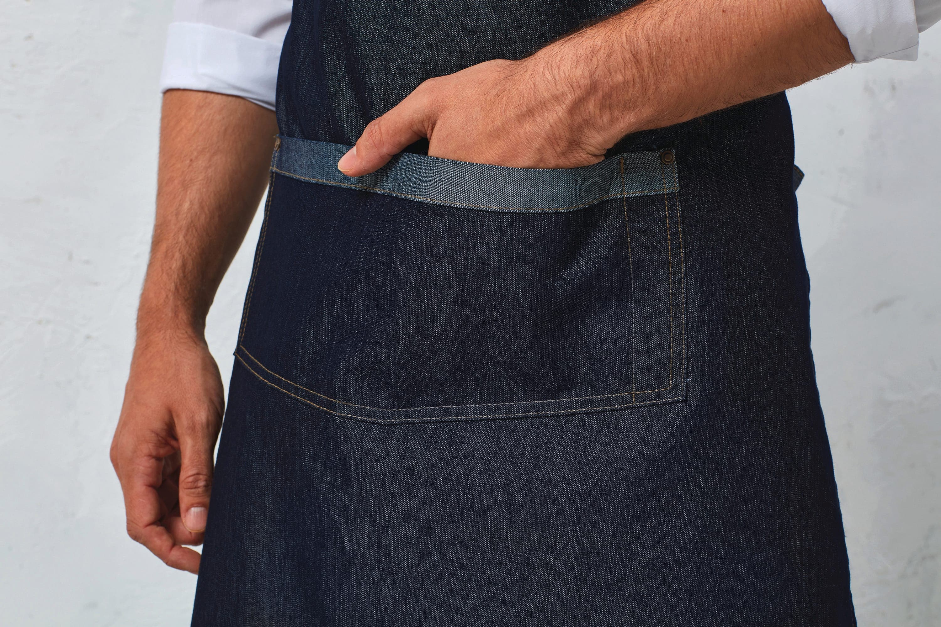 Tablier Denim à bavette "Domain" en situation