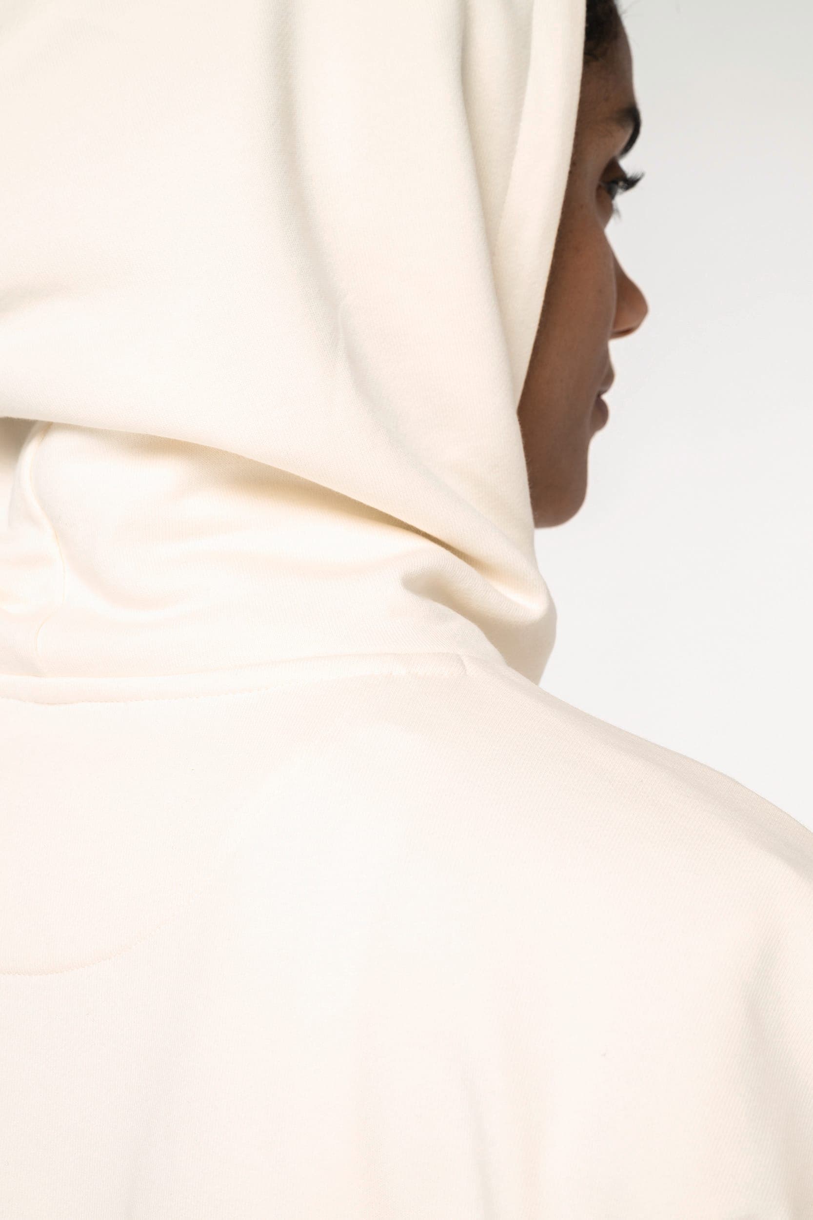 Sweat-shirt écoresponsable à capuche oversize sans manches French Terry femme en situation