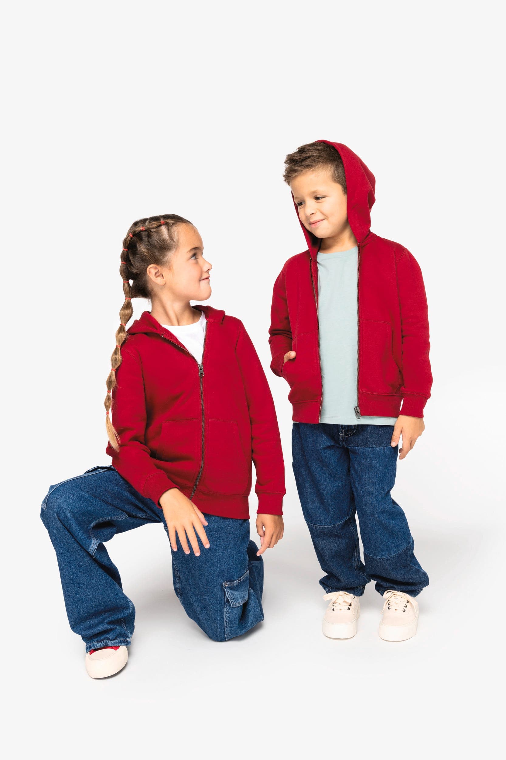 Sweat-shirt écoresponsable zippé à capuche enfant en situation