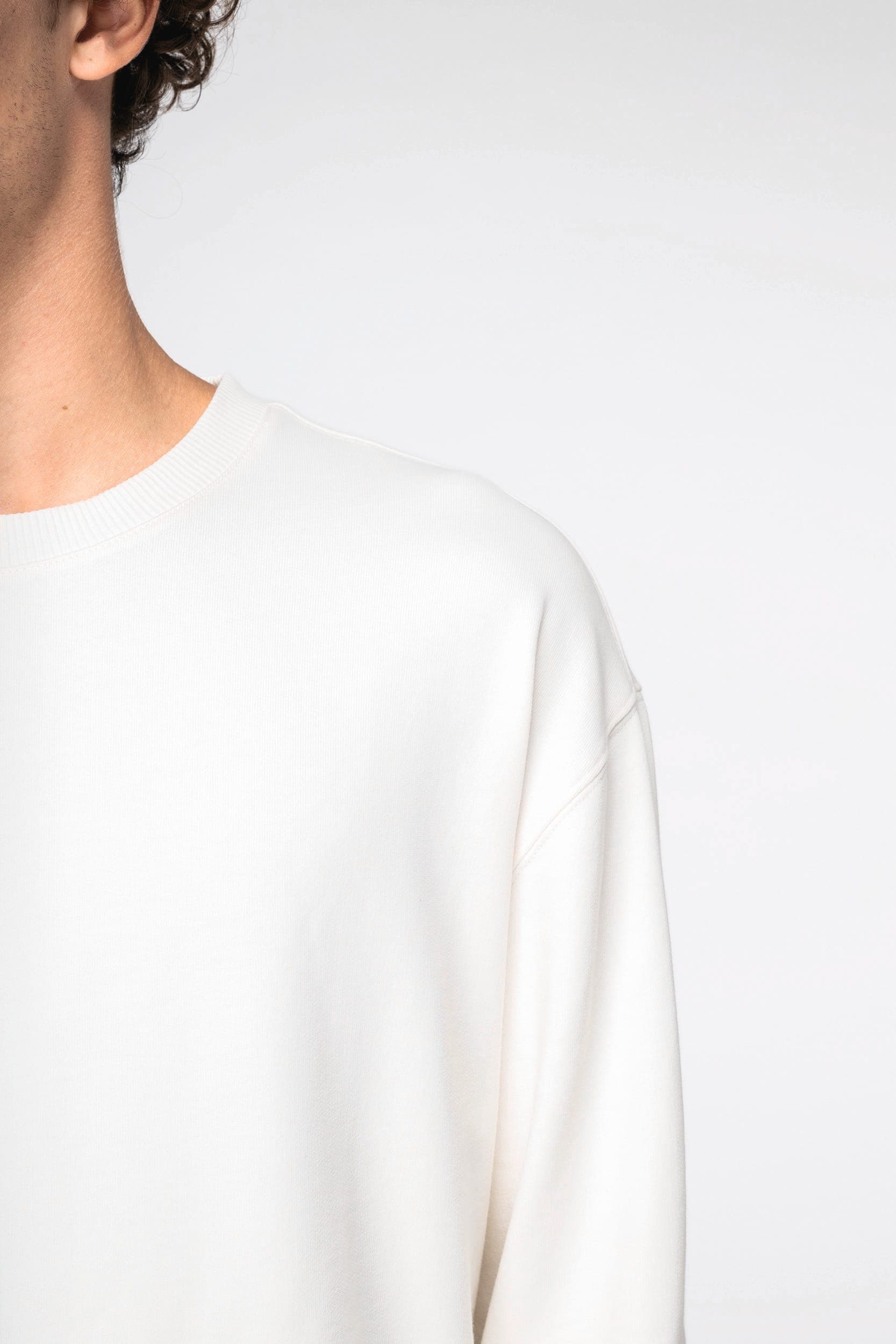 Sweat-shirt écoresponsable à col rond à épaules tombantes French Terry unisexe en situation