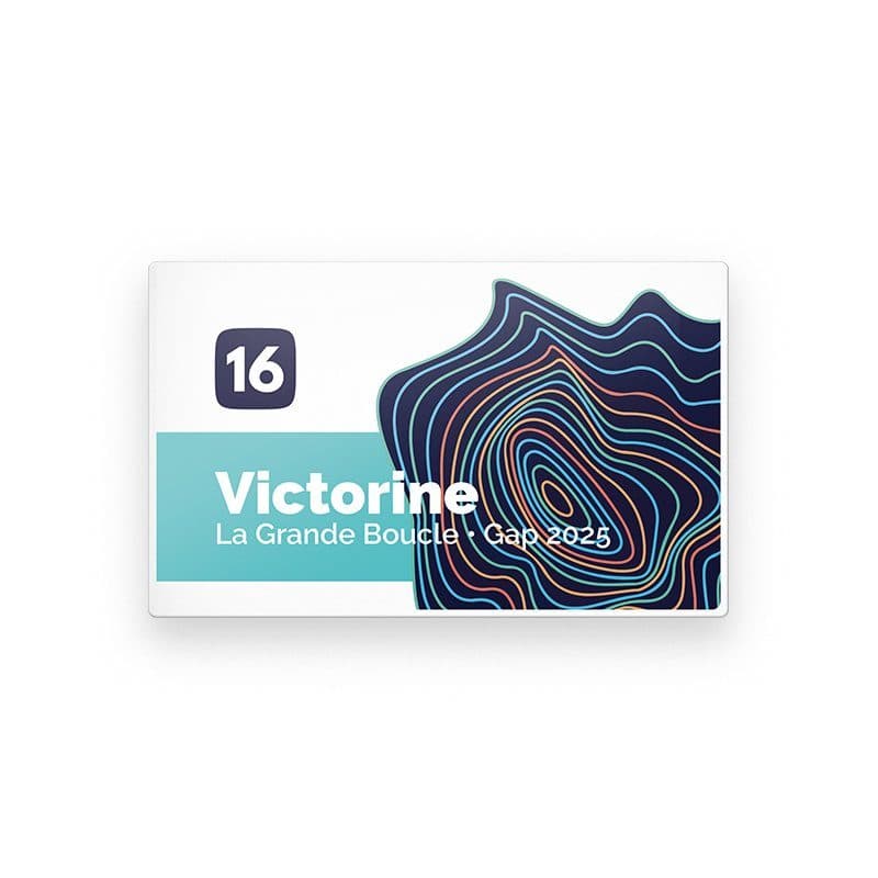 BADGE PLASTIQUE (PS) RECTANGLE 70x43 mm AVEC PINCE EPINGLE en situation