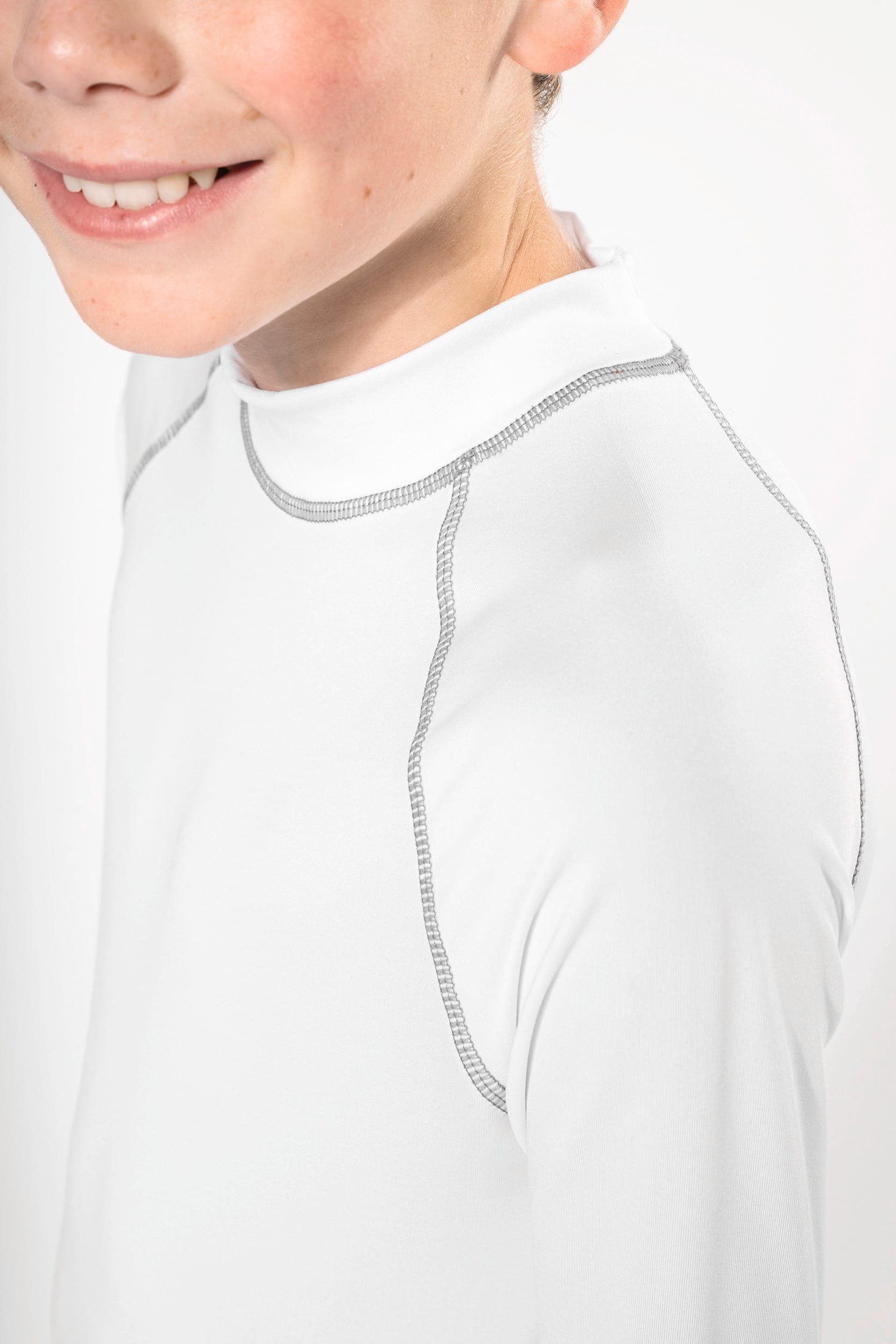 T-shirt technique à manches longues avec protection anti-UV enfant en situation