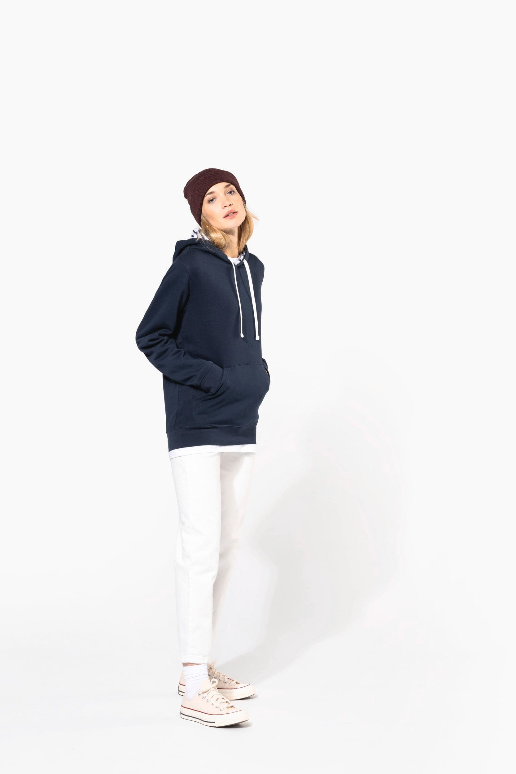 Sweat-shirt à capuche contrastée à motifs unisexe en situation