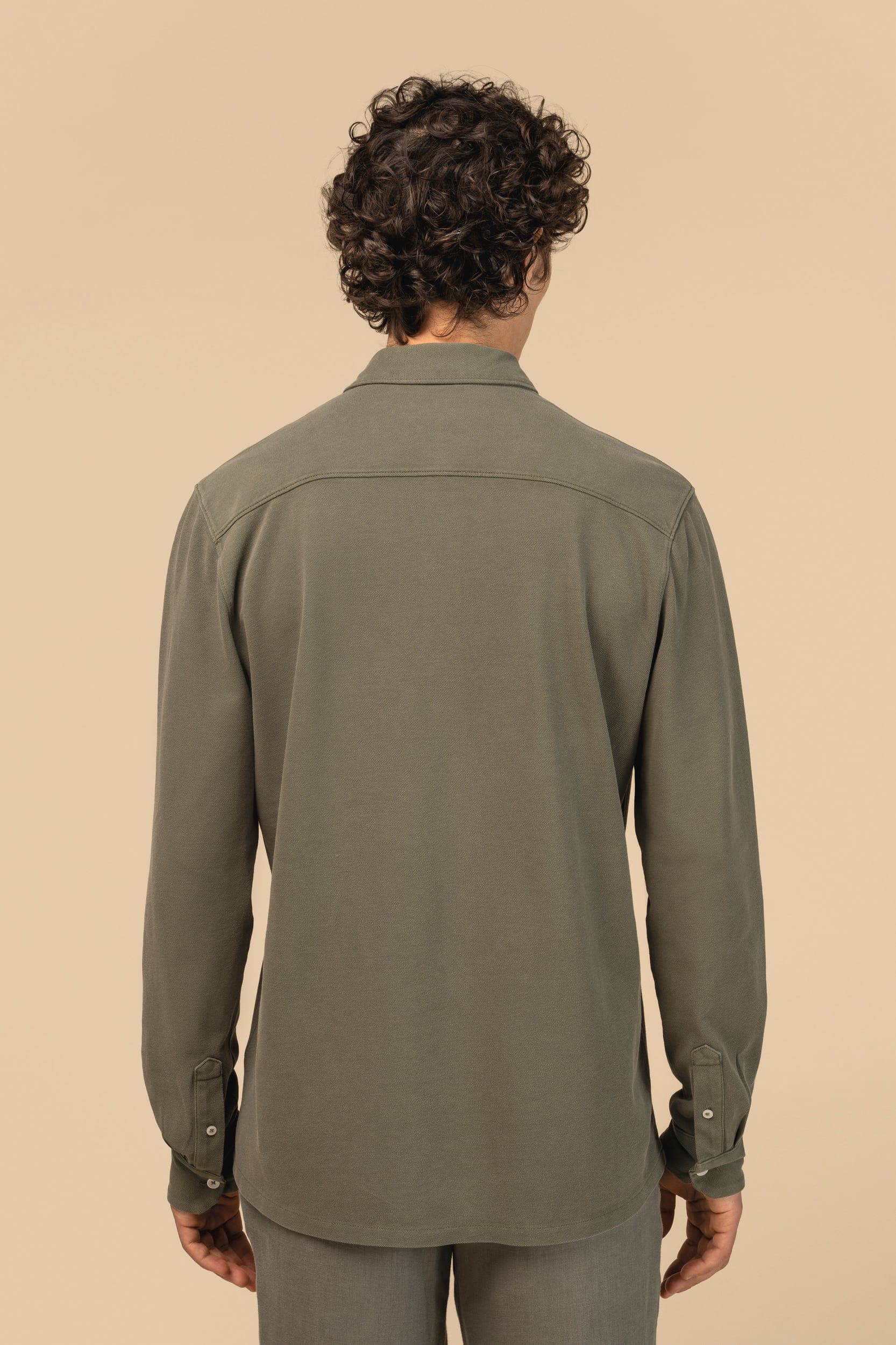 Chemise écoresponsable délavée en maille piquée homme en situation