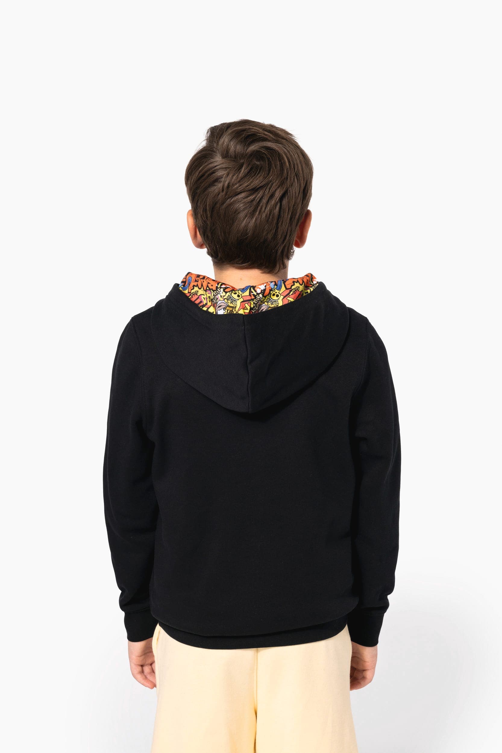 Sweat-shirt à capuche contrastée à motifs enfant unisexe en situation