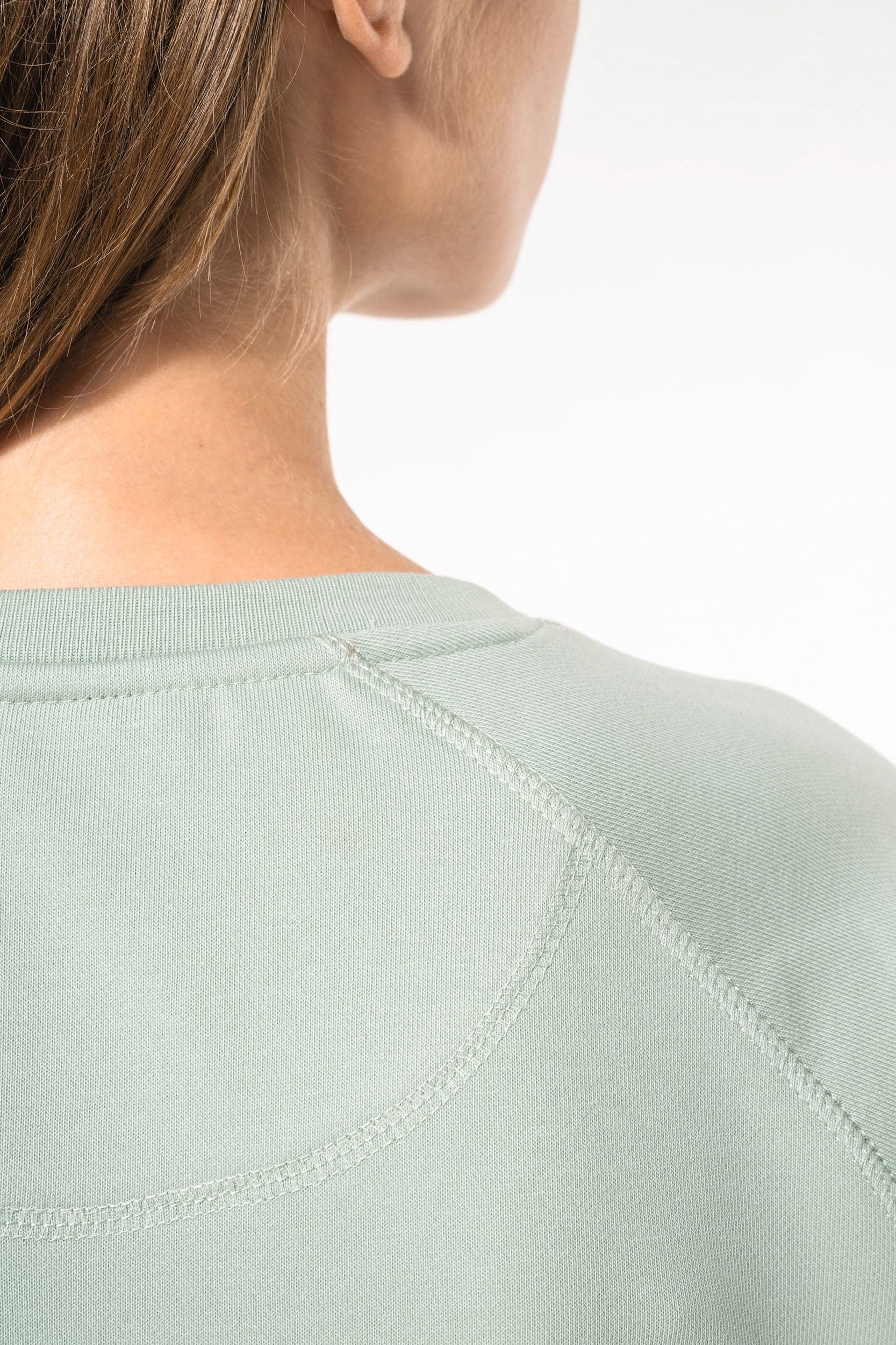 Sweat-shirt Bio col rond manches raglan femme en situation