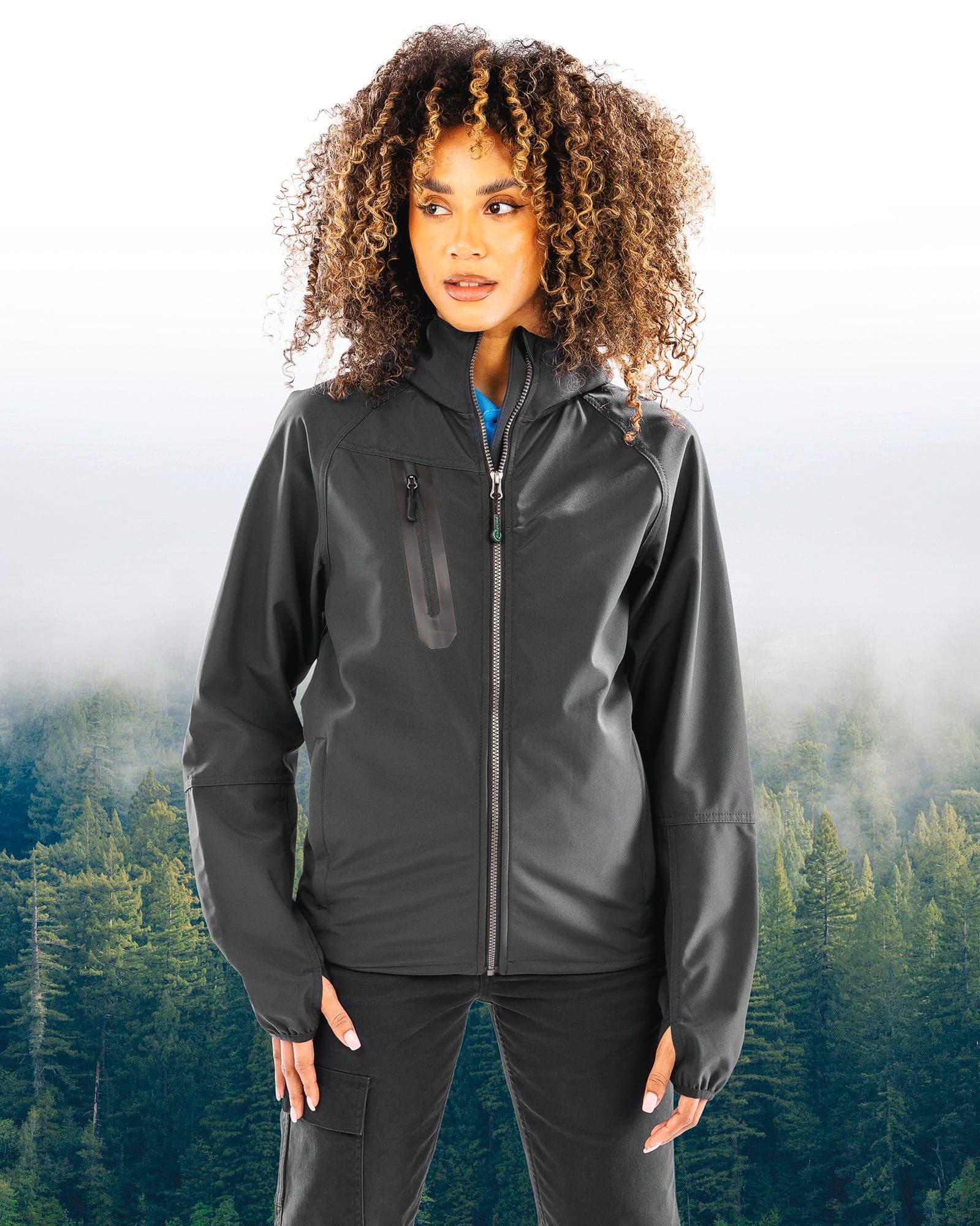 Veste Softshell 3 couches recyclée à capuche unisexe en situation