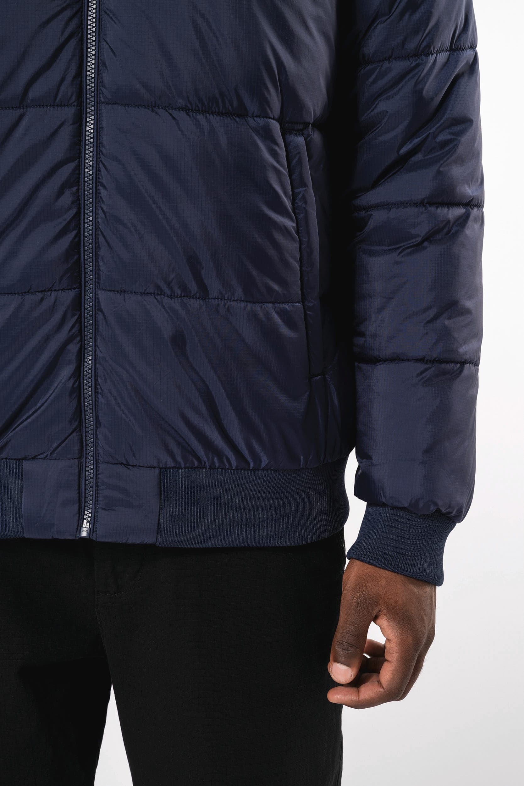 Veste unisexe ripstop recyclée à capuche en situation