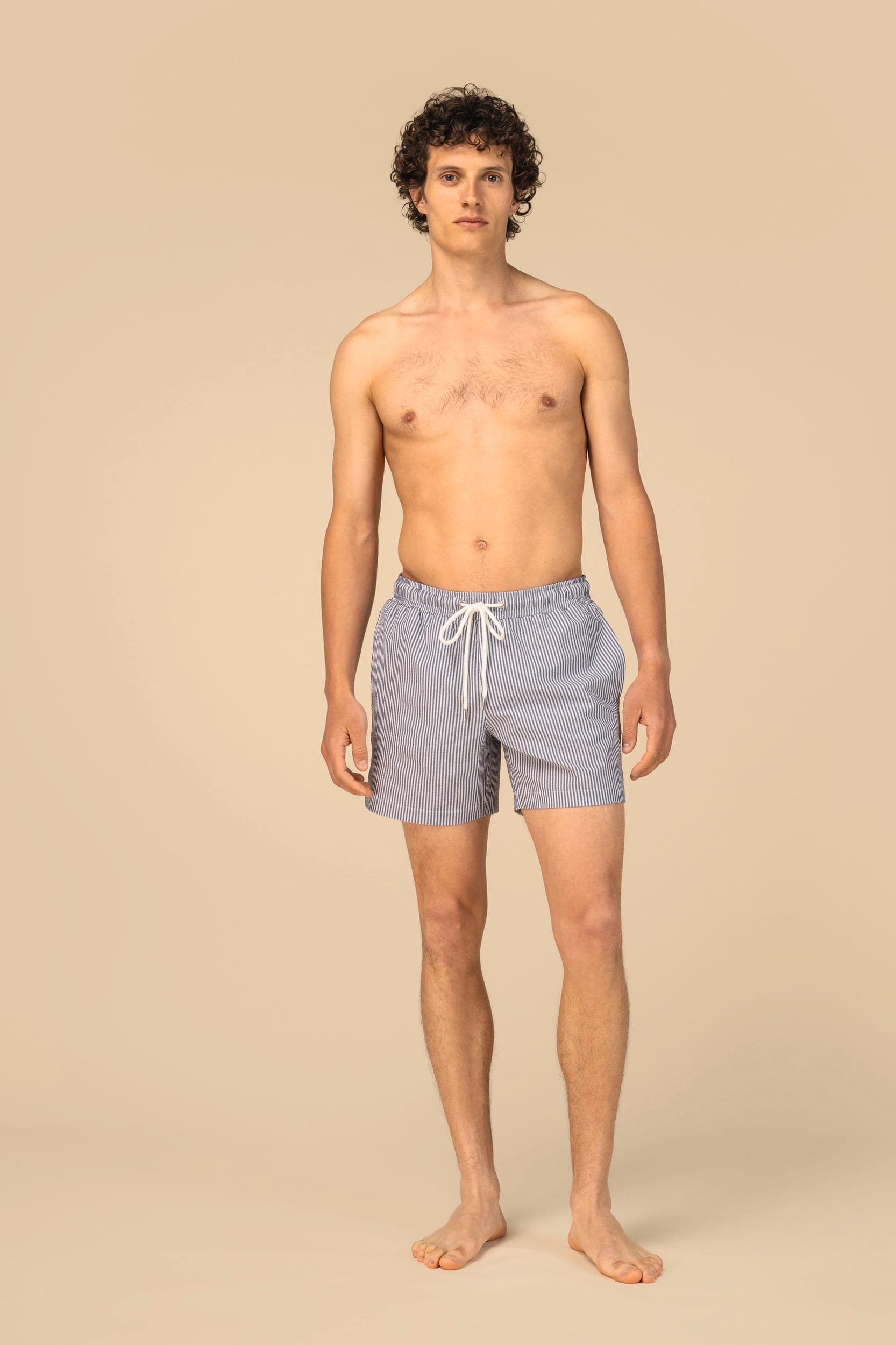 Short de bain écoresponsable rayé homme en situation