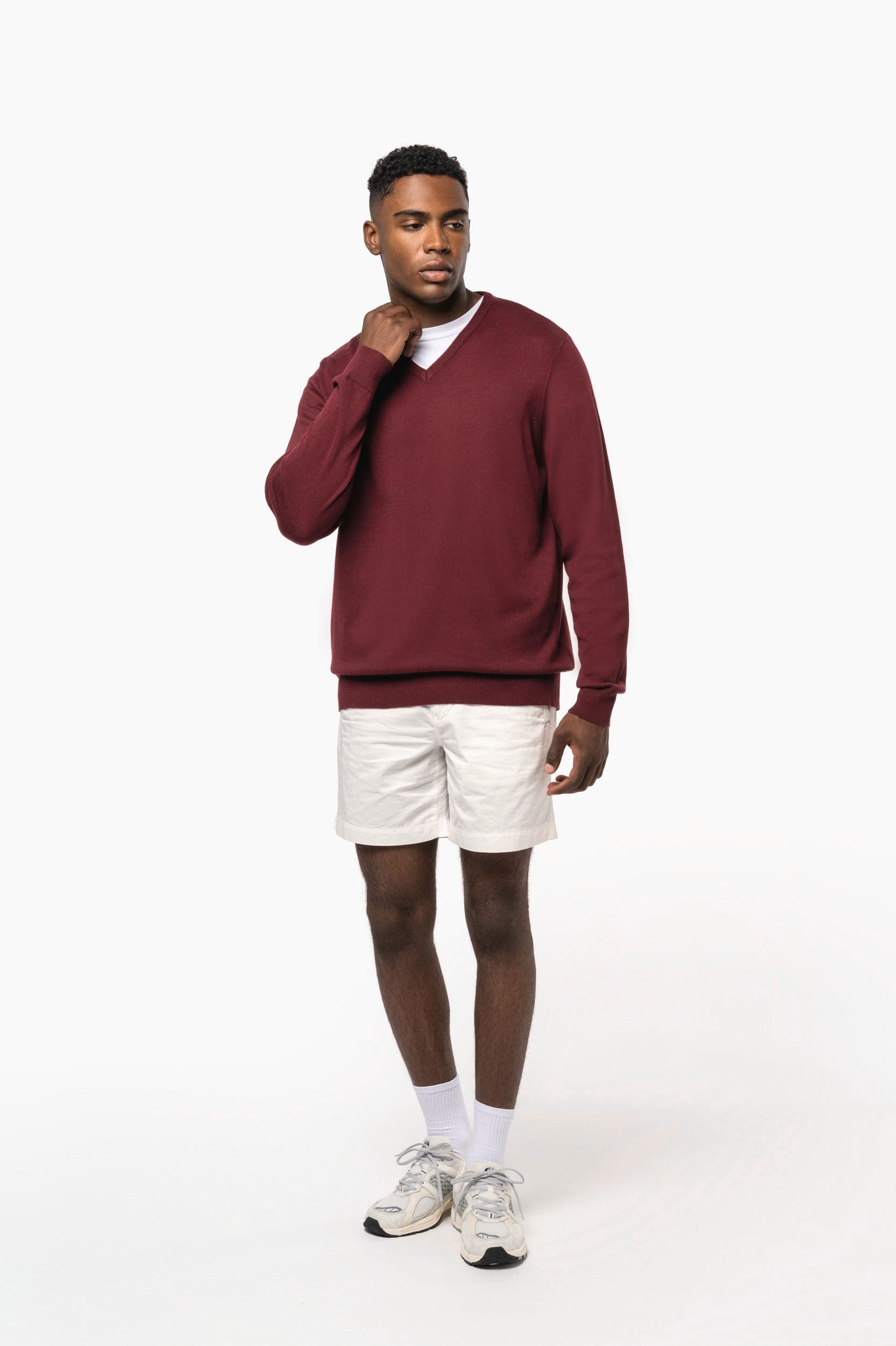 Pull col V homme en situation