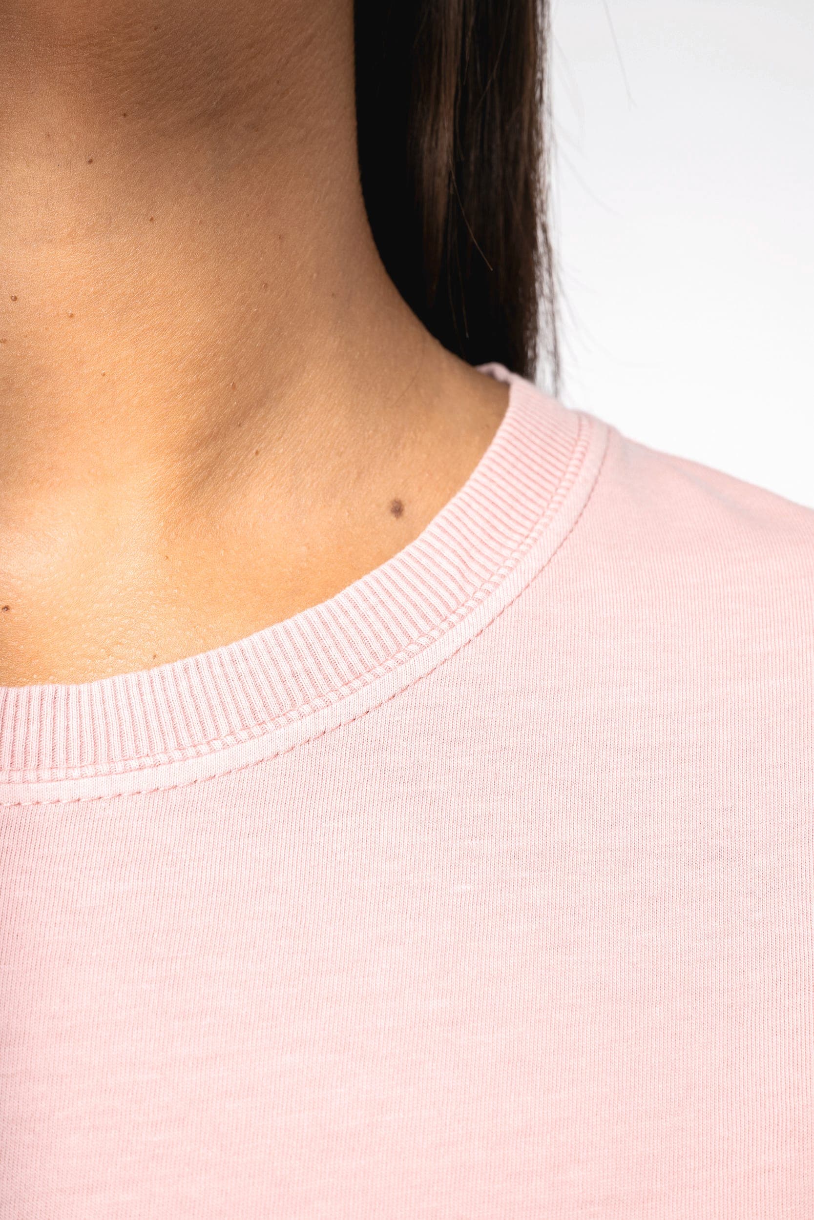 Robe t-shirt écoresponsable délavée femme en situation