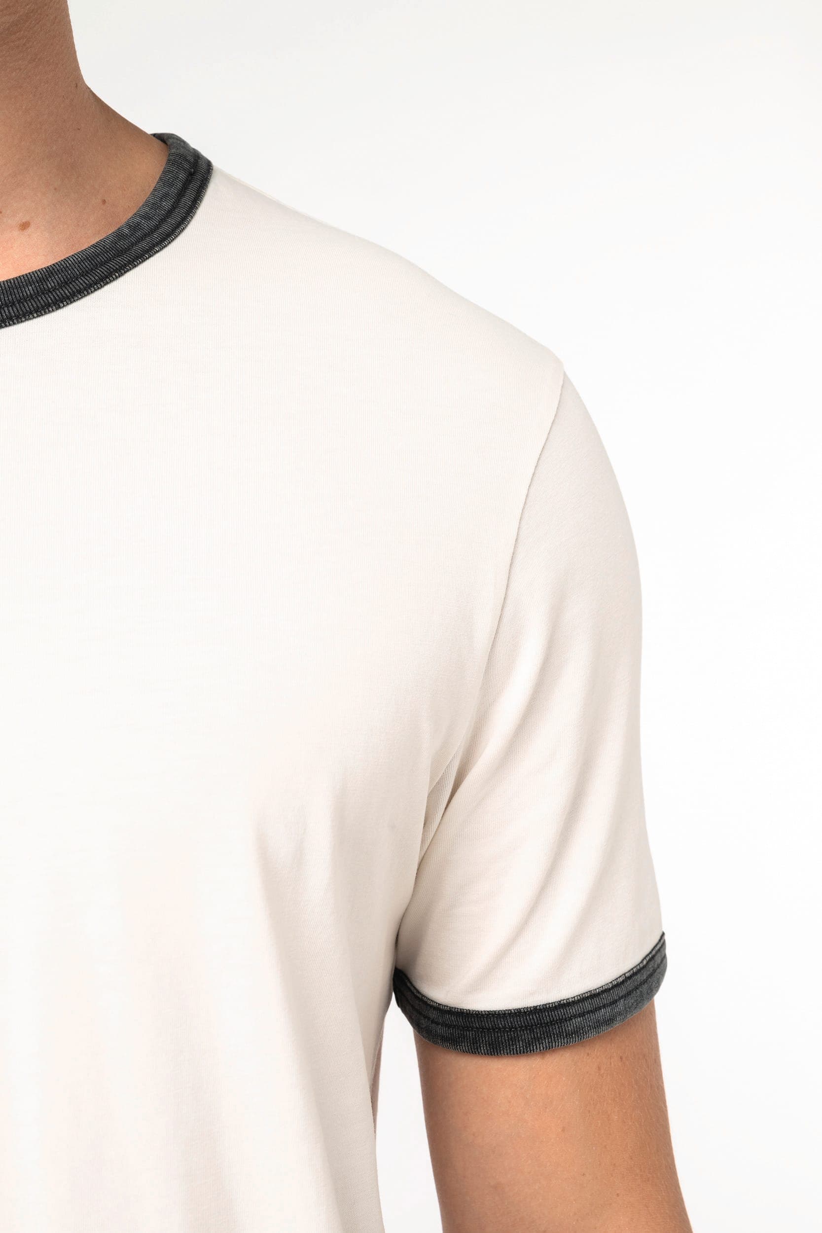 T-shirt ringer écoresponsable à bords contrastés effet délavé homme en situation