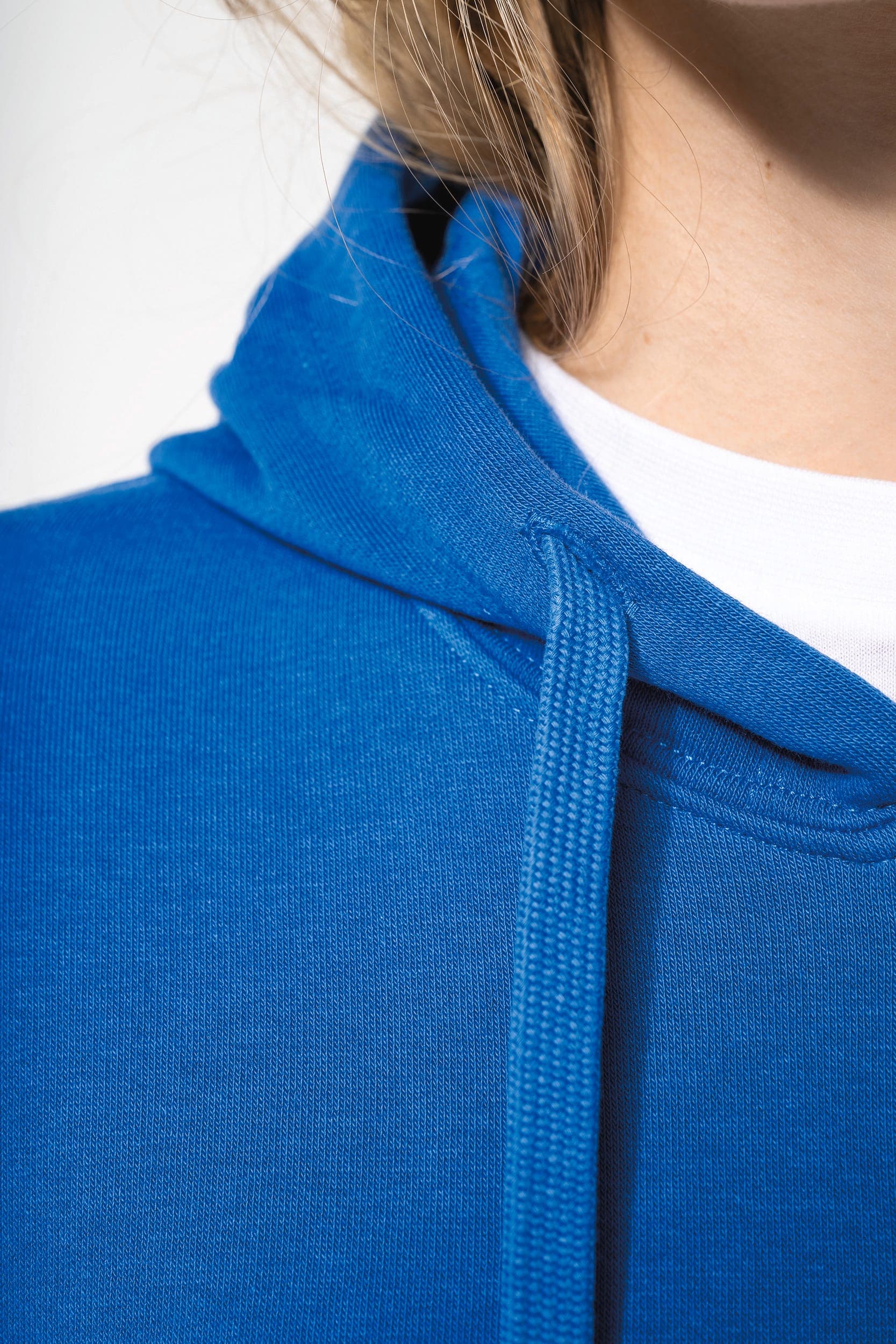 Sweat-shirt écoresponsable zippé à capuche femme en situation