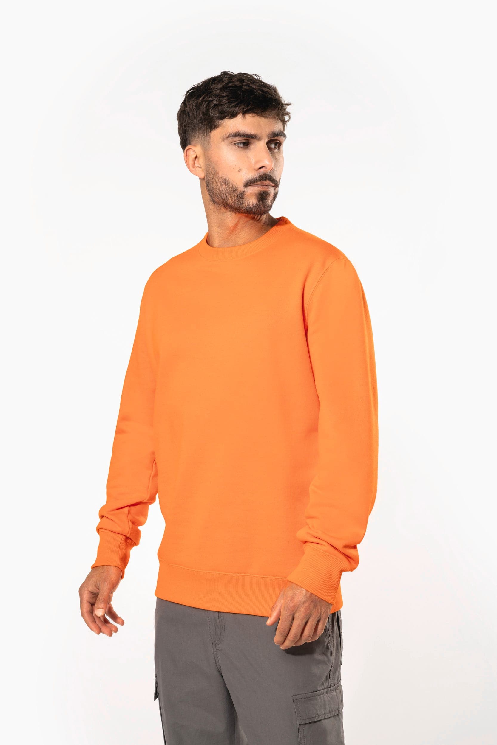 Sweat-shirt recyclé col rond unisexe en situation