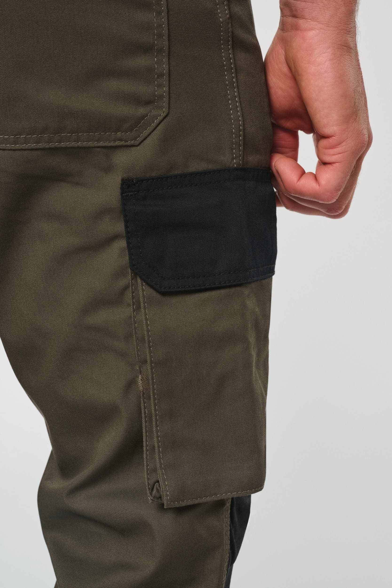 Pantalon de travail bicolore homme en situation
