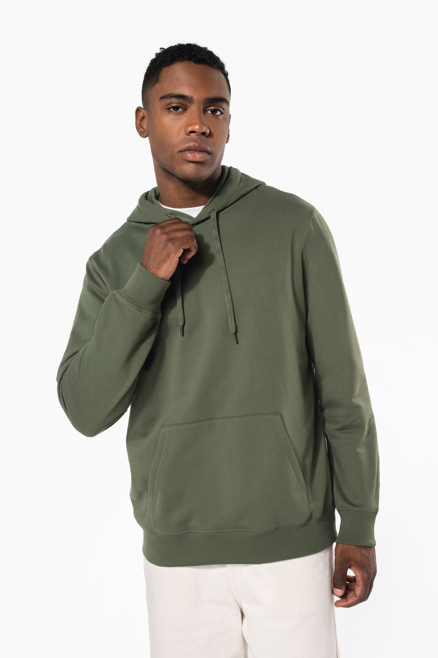 Sweat-shirt recyclé à capuche unisexe en situation