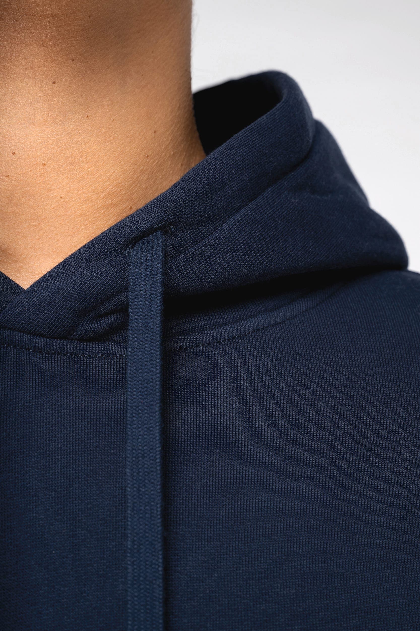 Sweat-shirt écoresponsable à capuche à épaules tombantes molleton gratté unisexe en situation