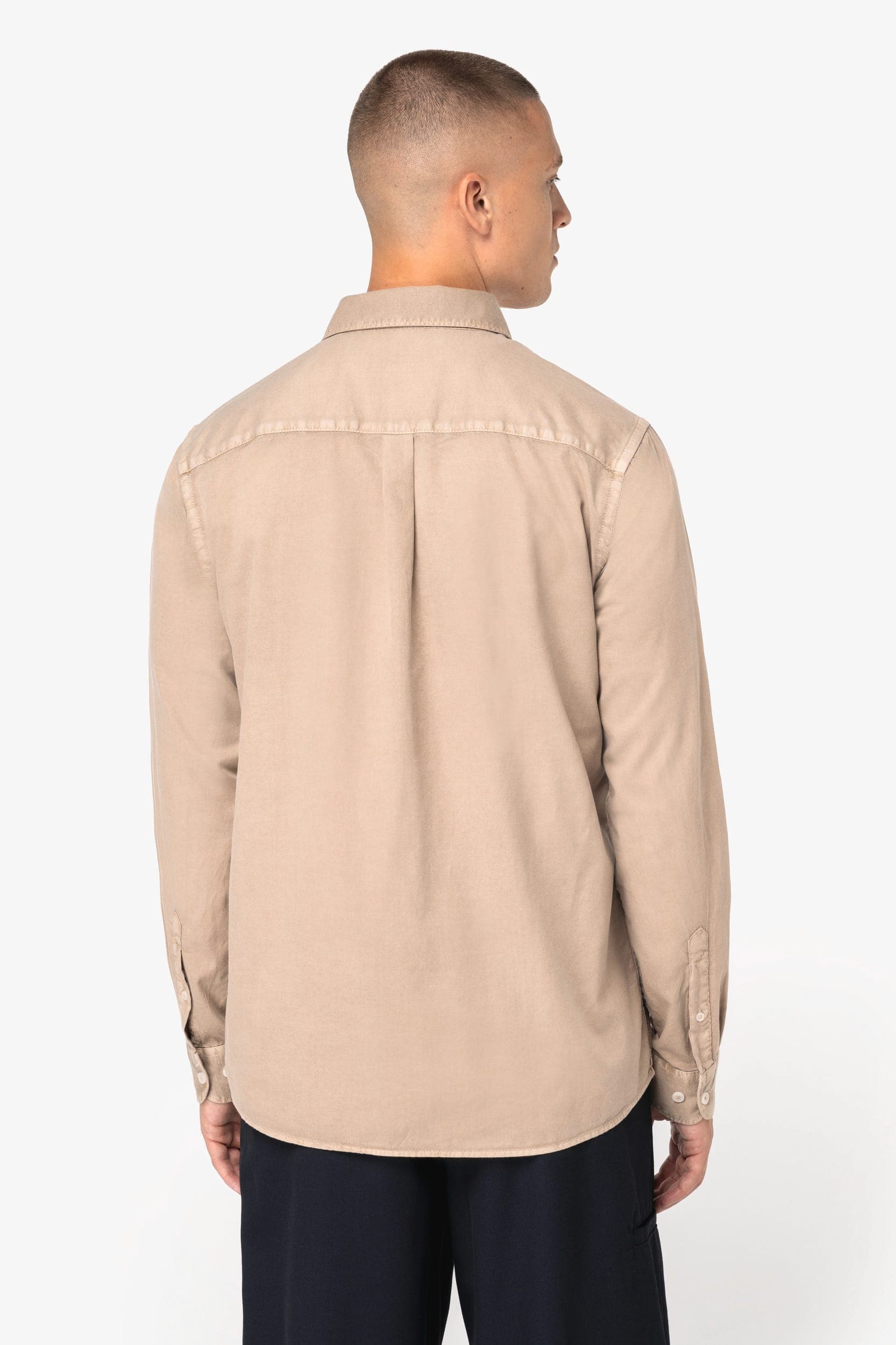 Chemise écoresponsable délavée homme en situation