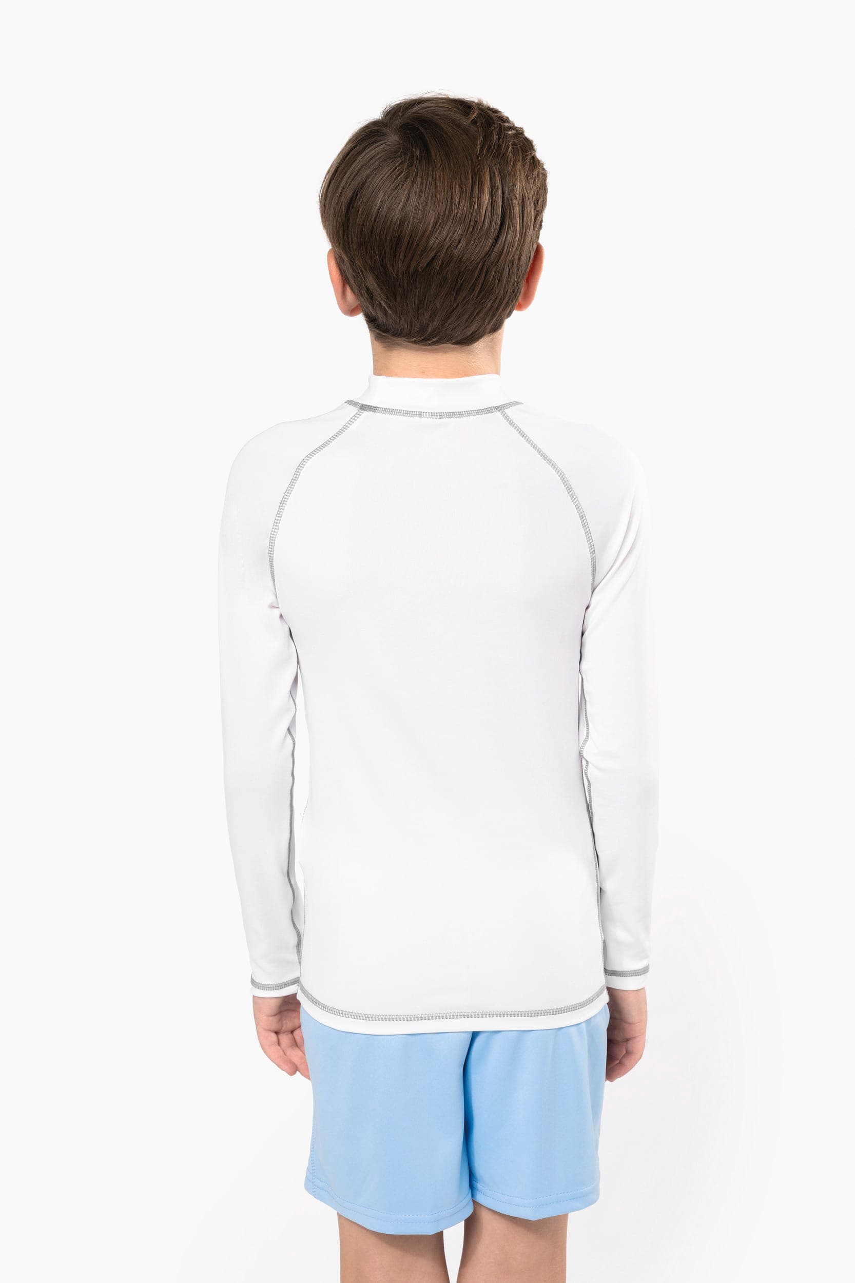 T-shirt technique à manches longues avec protection anti-UV enfant en situation