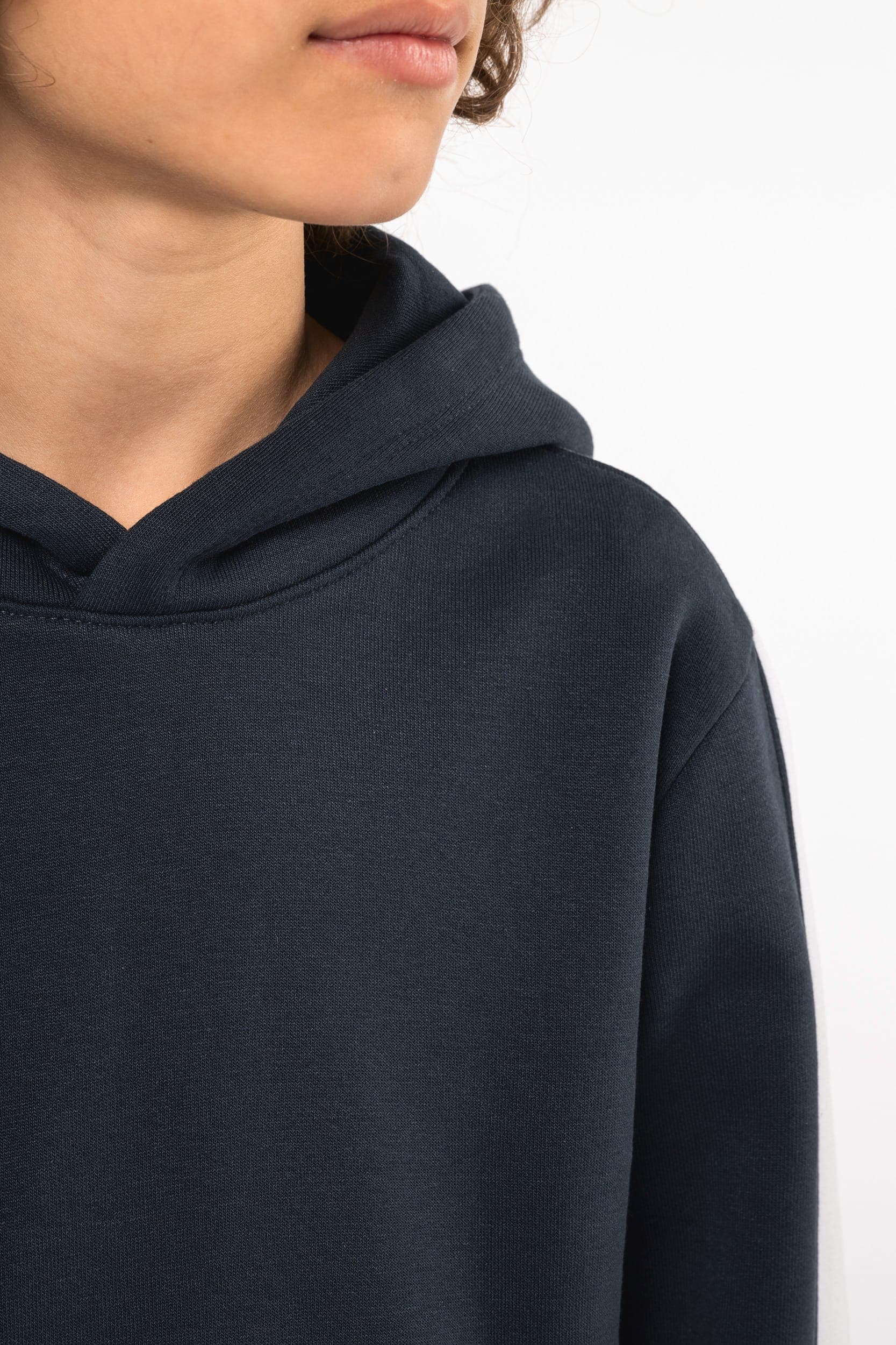 Sweat-shirt à capuche teamwear bicolore enfant en situation