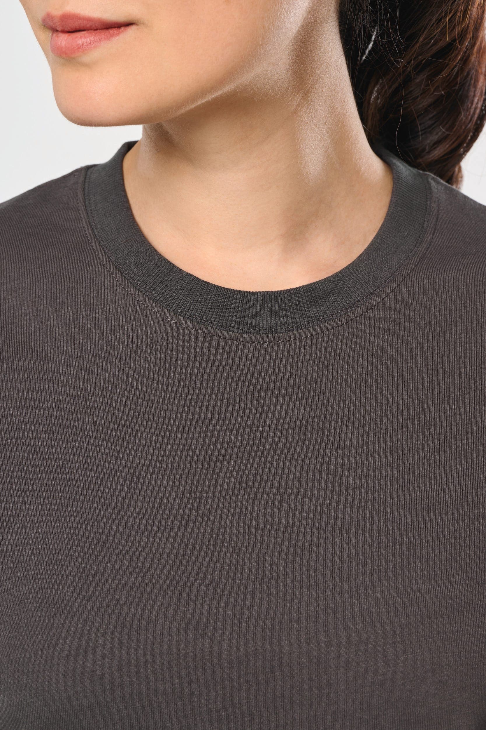 T-shirt écoresponsable manches longues unisexe en situation