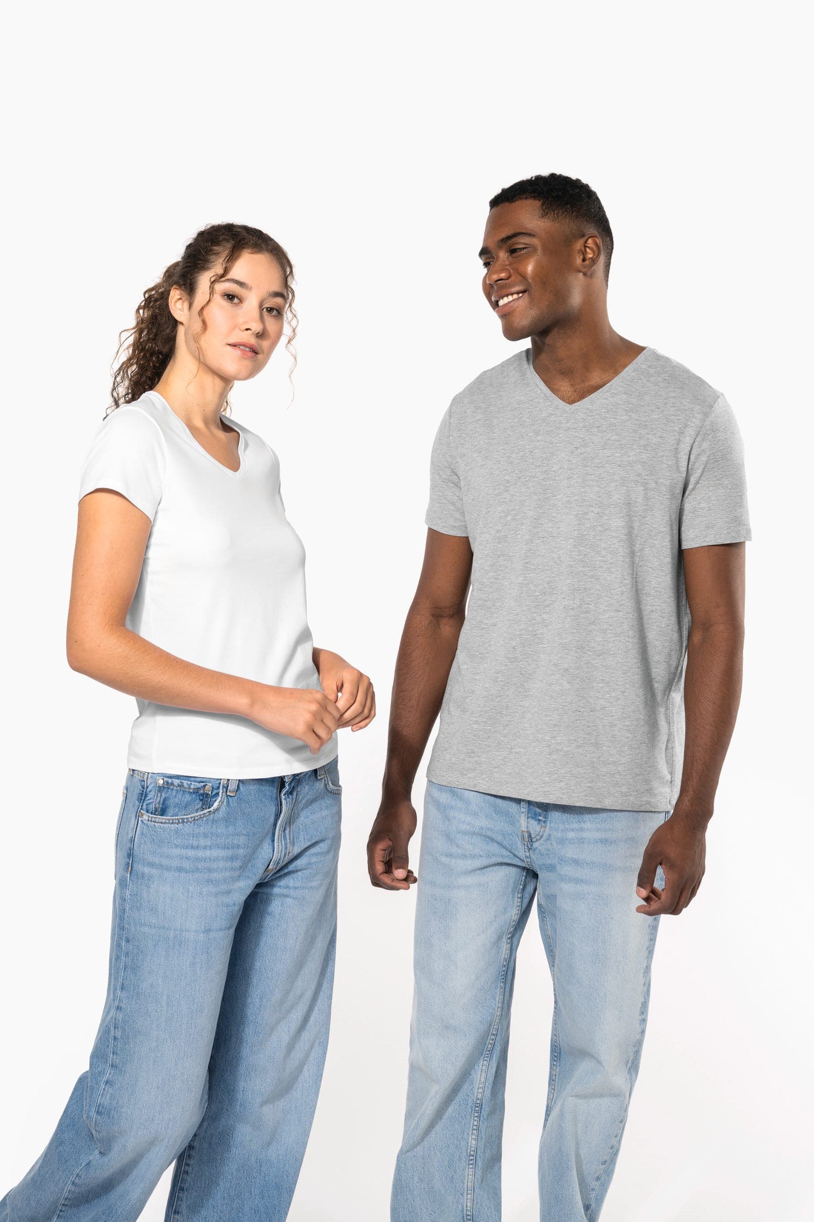 T-shirt manches courtes col V homme en situation