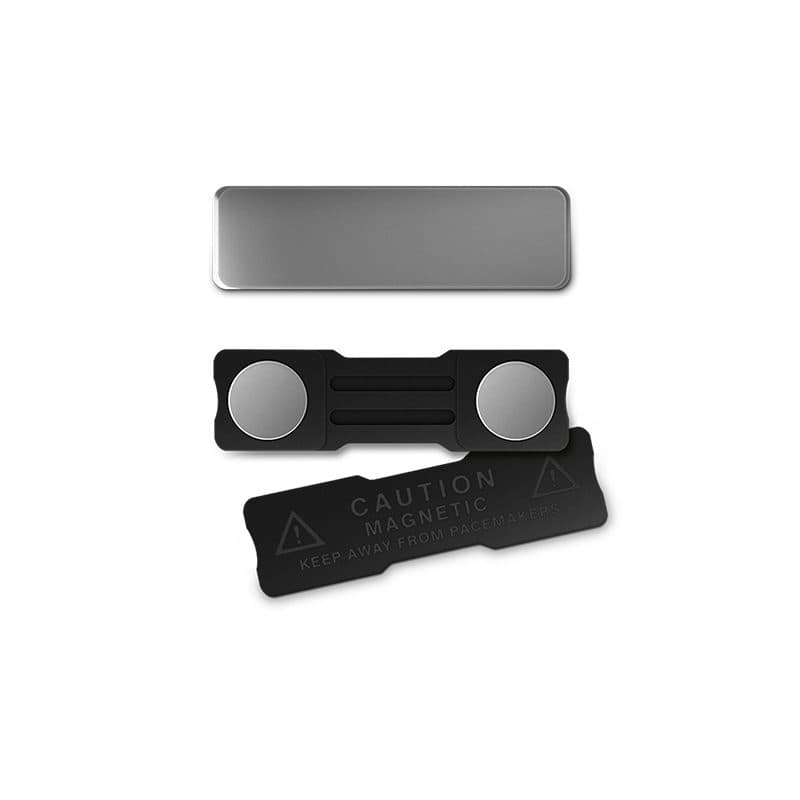 BADGE SUR-MESURE MDF EP 3 mm AVEC AIMANT ENTRE 20 cm2 ET 40 cm2 MAXI en situation