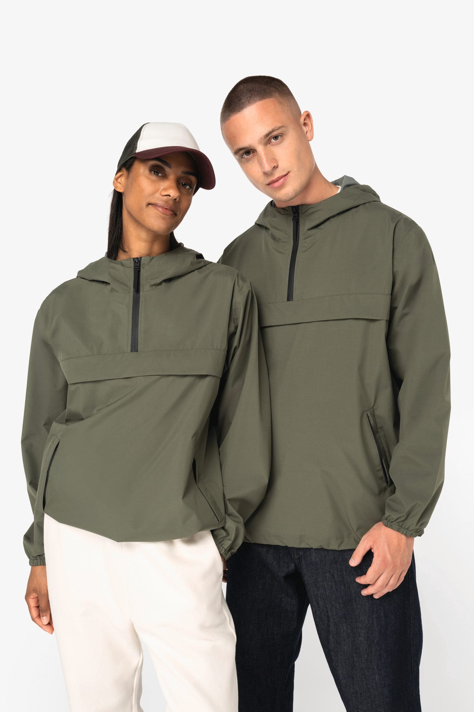 Veste coupe-vent imperméable écoresponsable quart zip unisexe en situation
