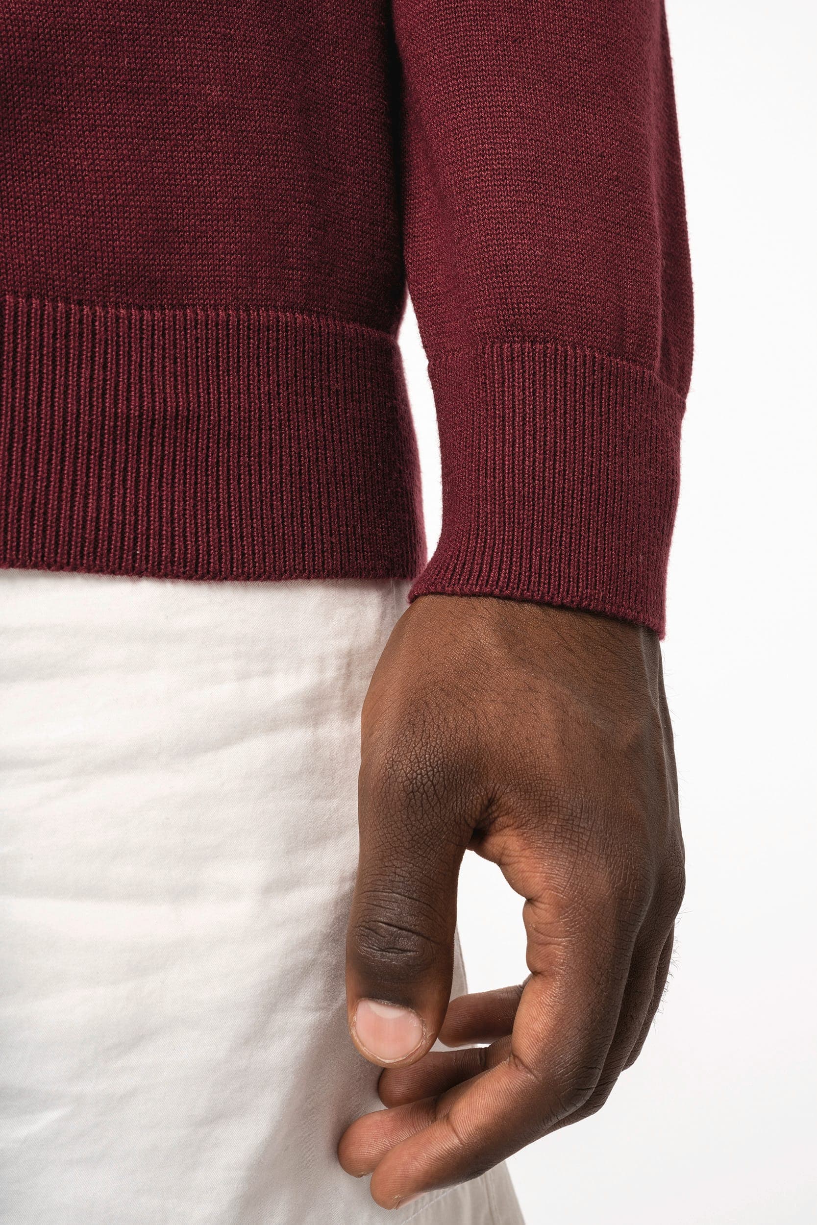 Pull col V homme en situation