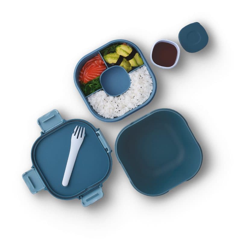 BOITE A REPAS (LUNCH BOX) MULTI-COMPARTIMENTS AVEC FOURCHETTE en situation