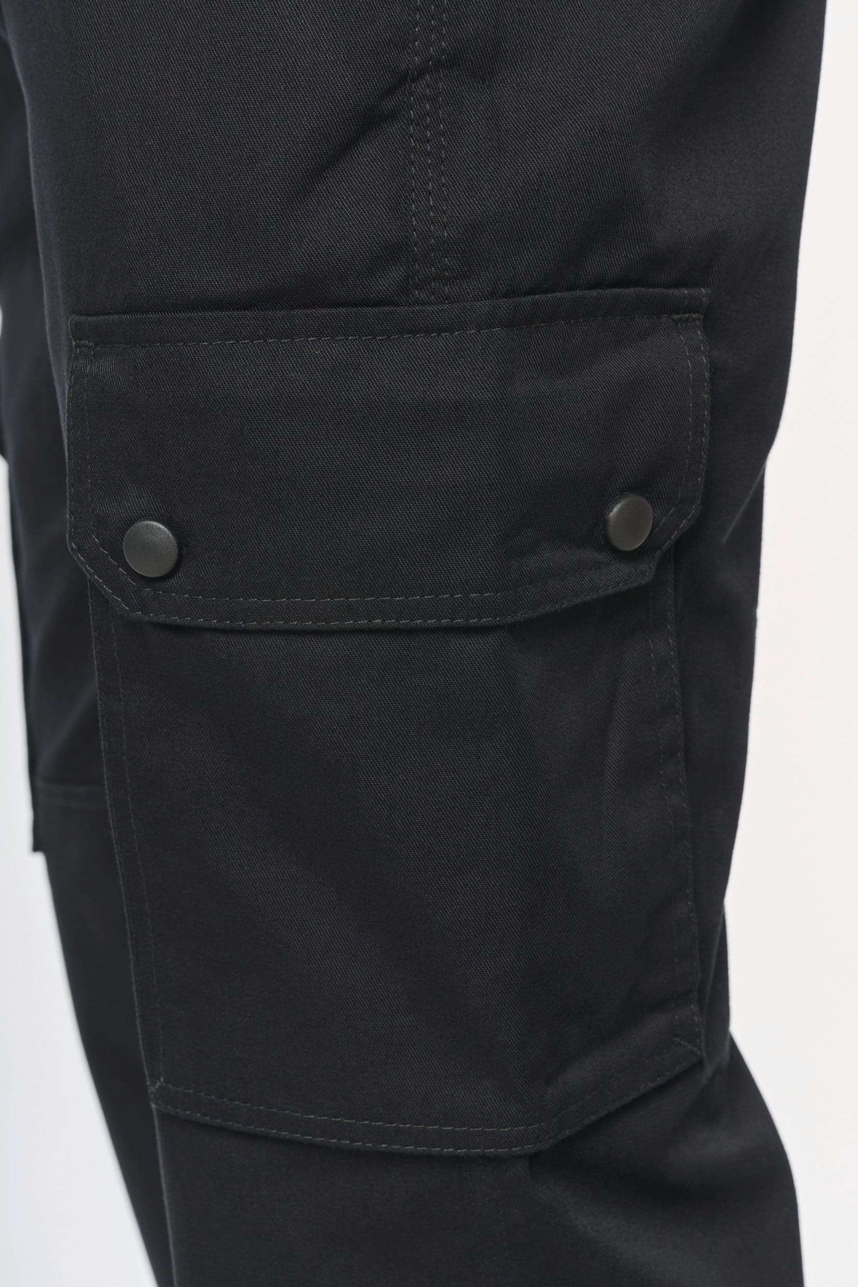 Pantalon cargo unisexe avec bas élastiqué en situation