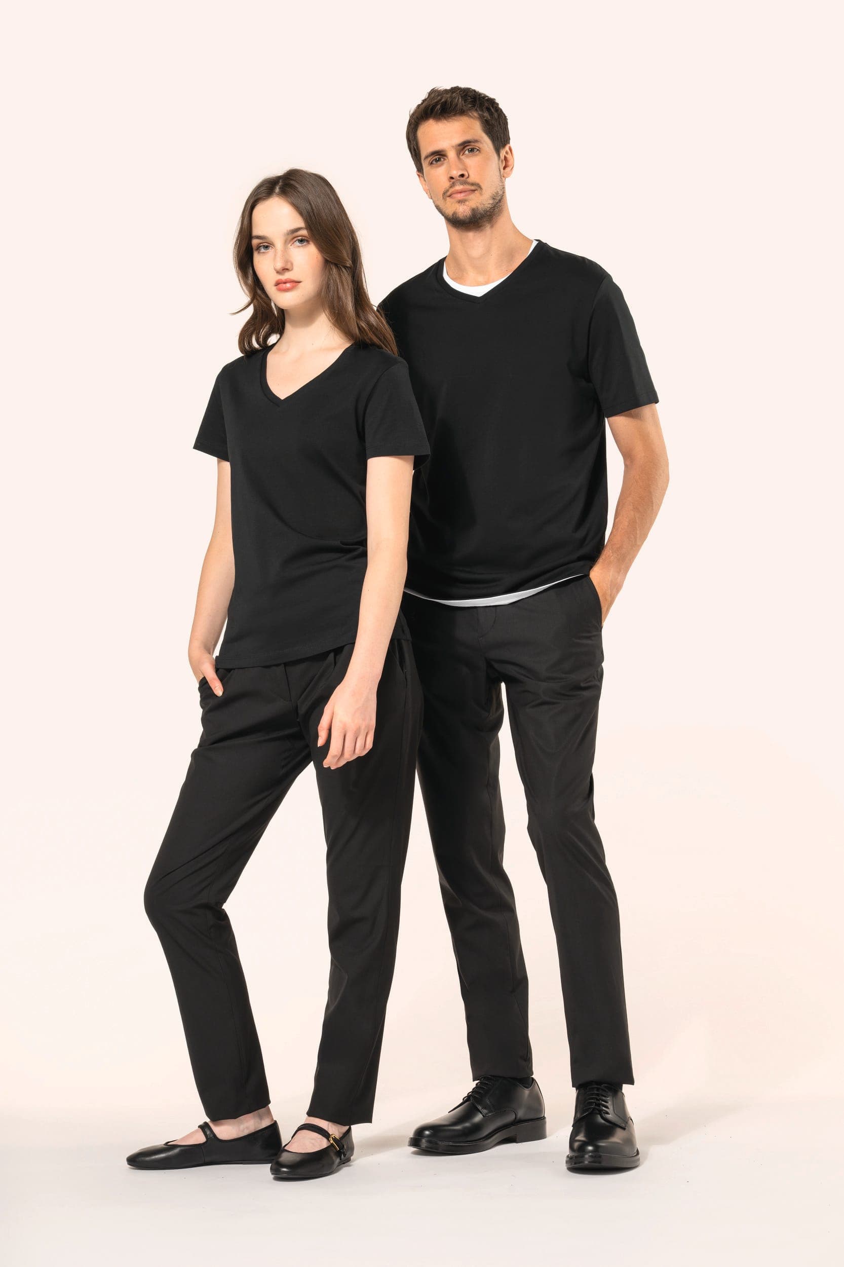 T-shirt Supima® col V manches courtes homme en situation