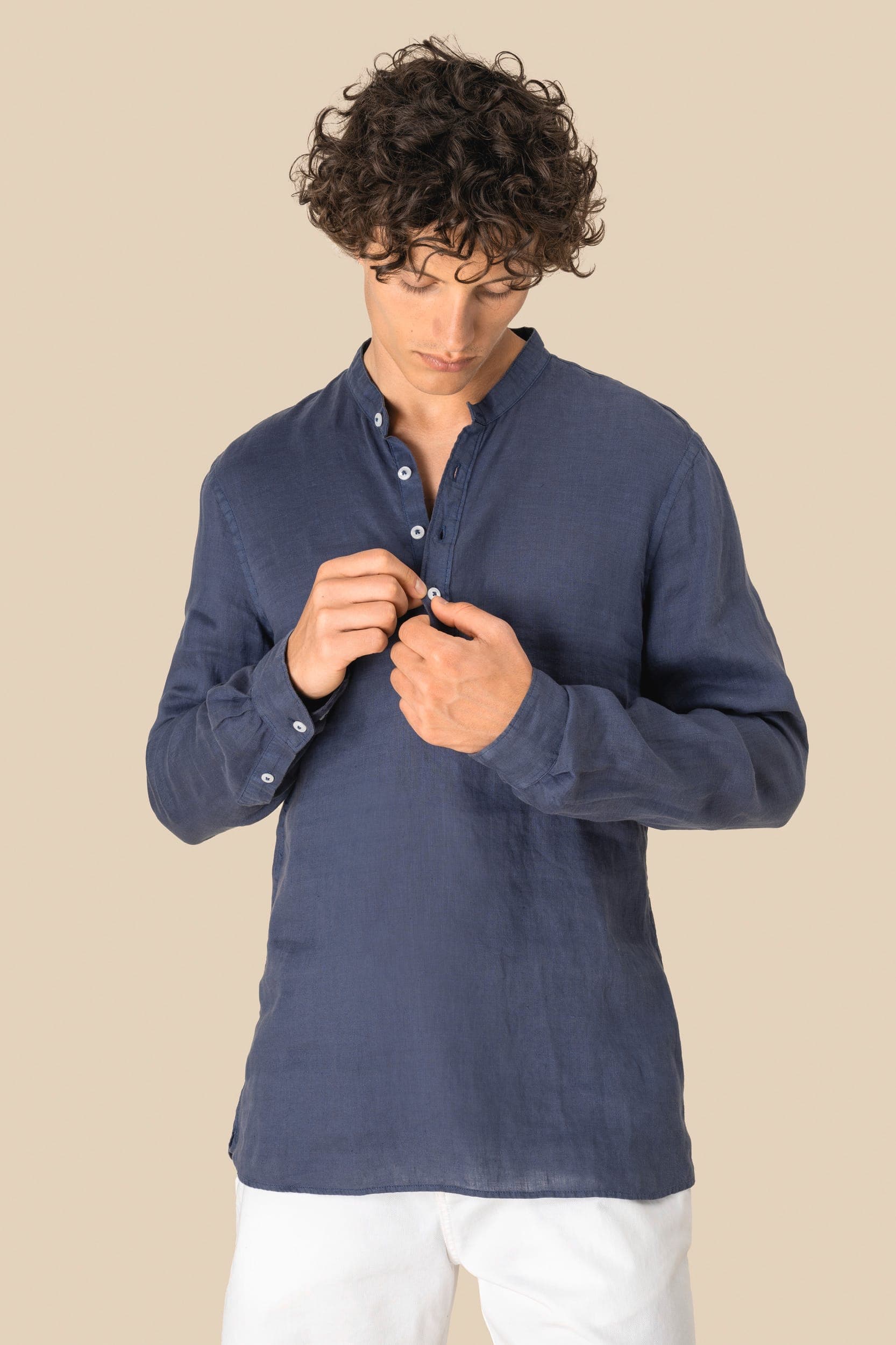 Chemise à col Mao délavée  en lin homme en situation