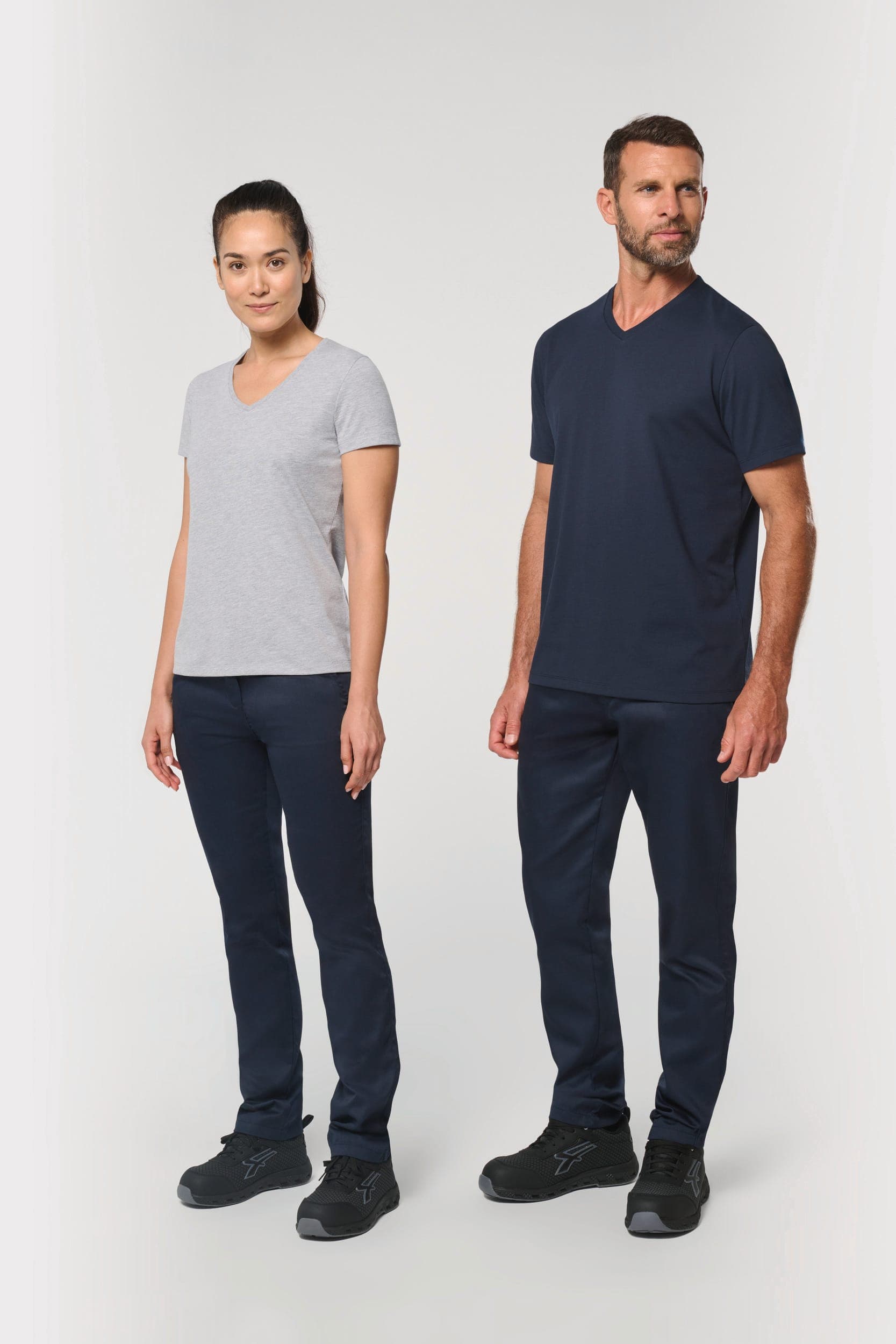 T-shirt écoresponsable col V antibactérien femme en situation