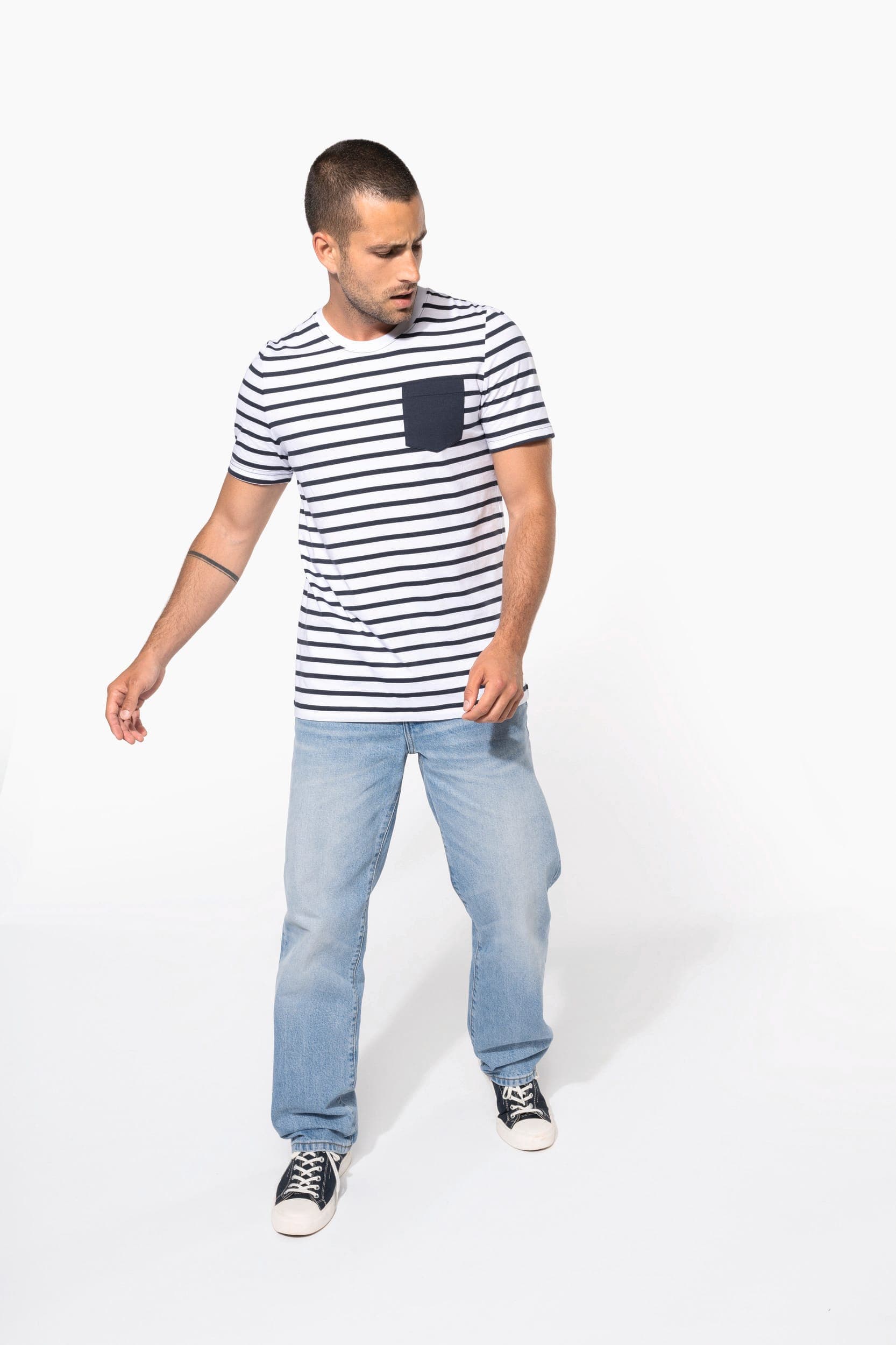 T-shirt rayé marin avec poche manches courtes homme en situation