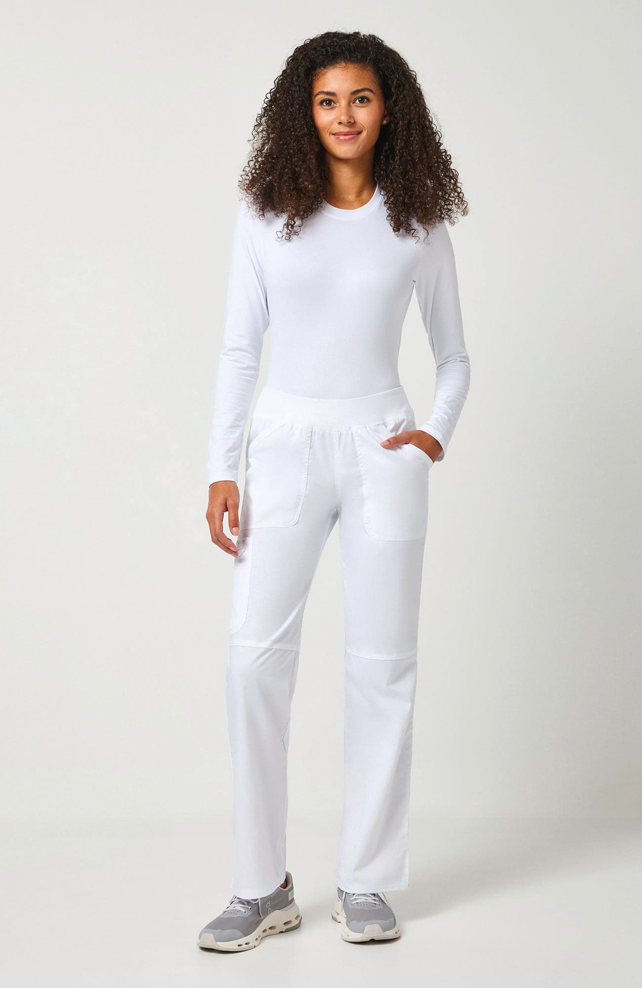 Pantalon cargo à taille moyenne à enfiler femme en situation