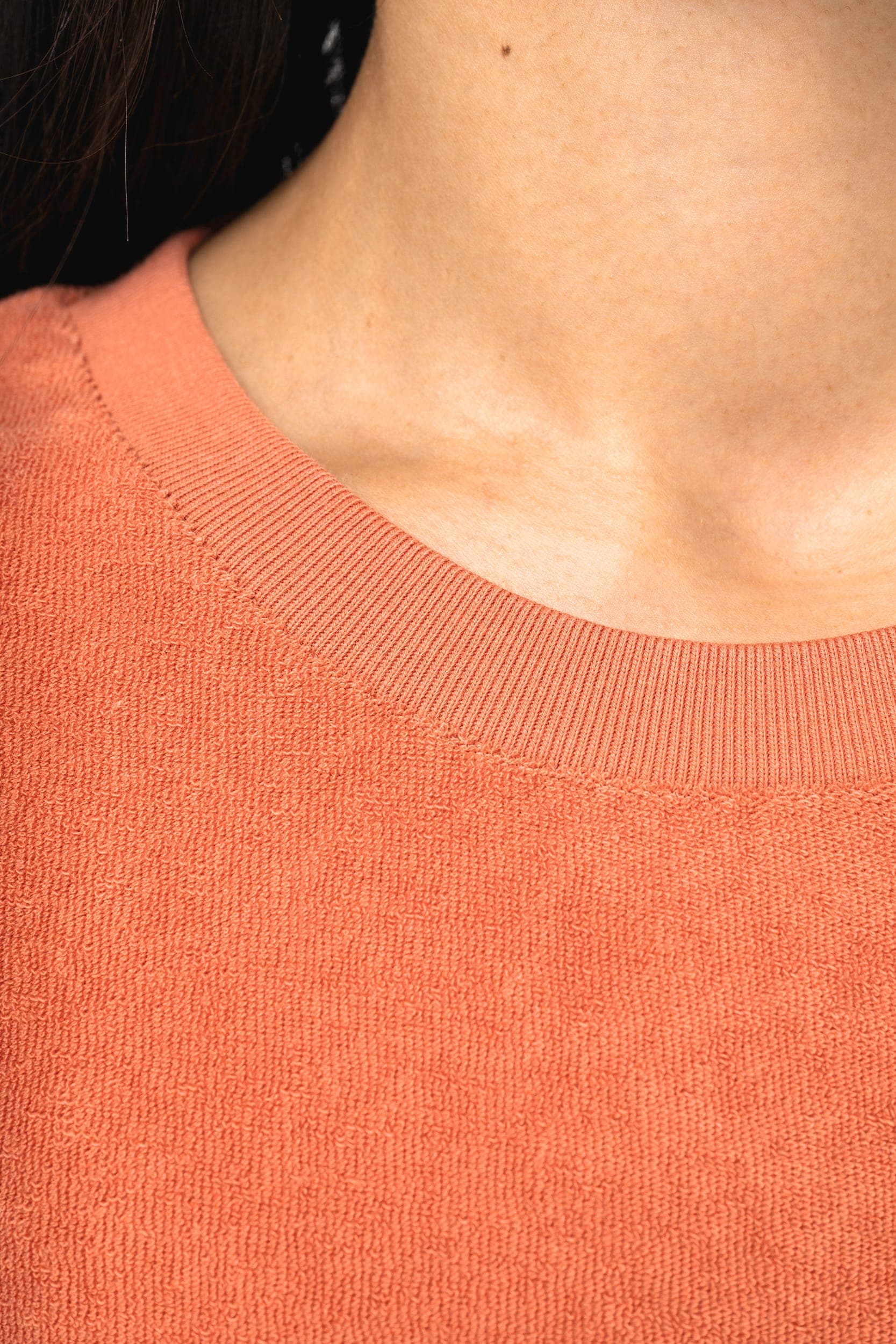 Robe t-shirt écoresponsable en éponge à épaules tombantes femme en situation