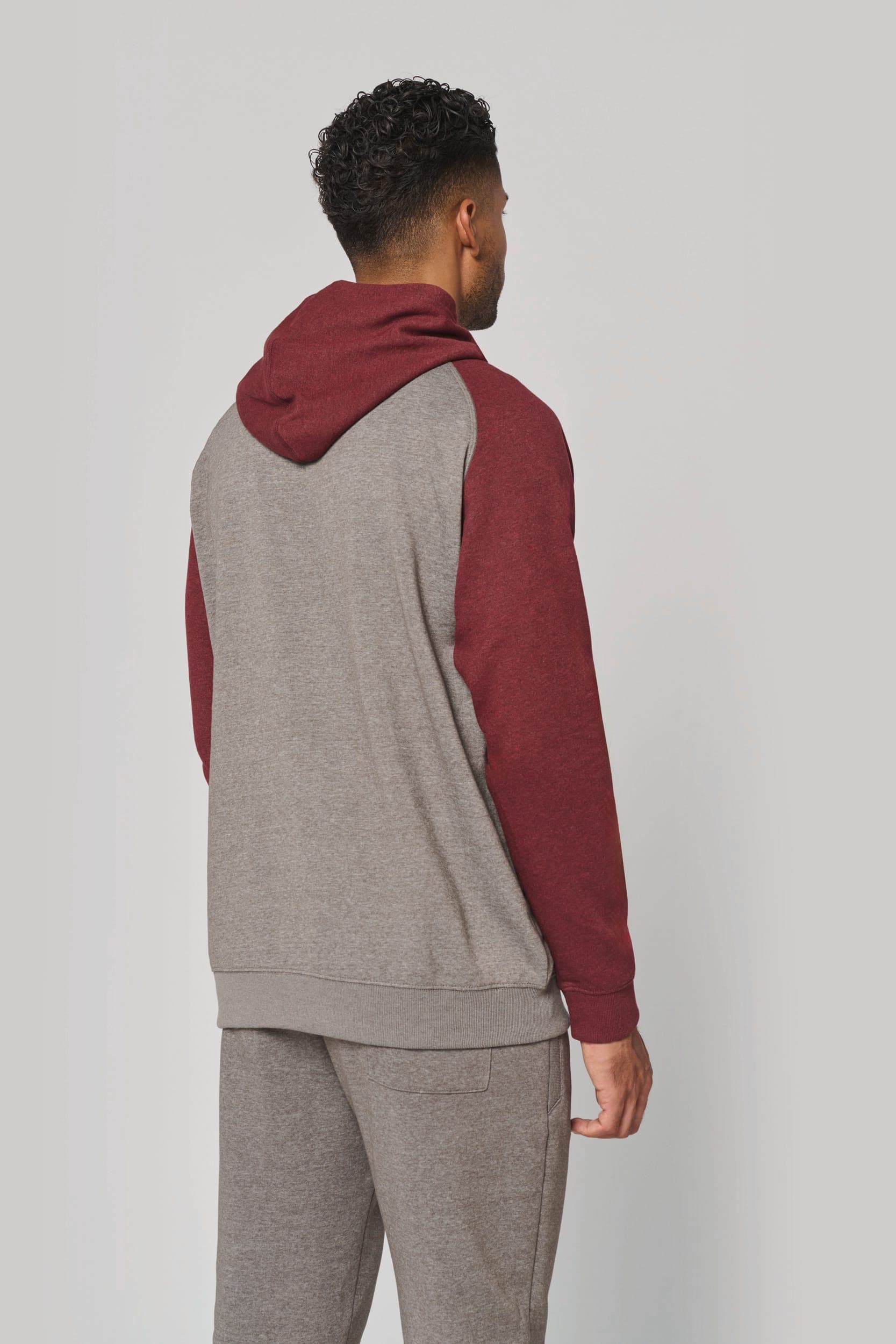 Sweat-shirt à capuche bicolore unisexe en situation