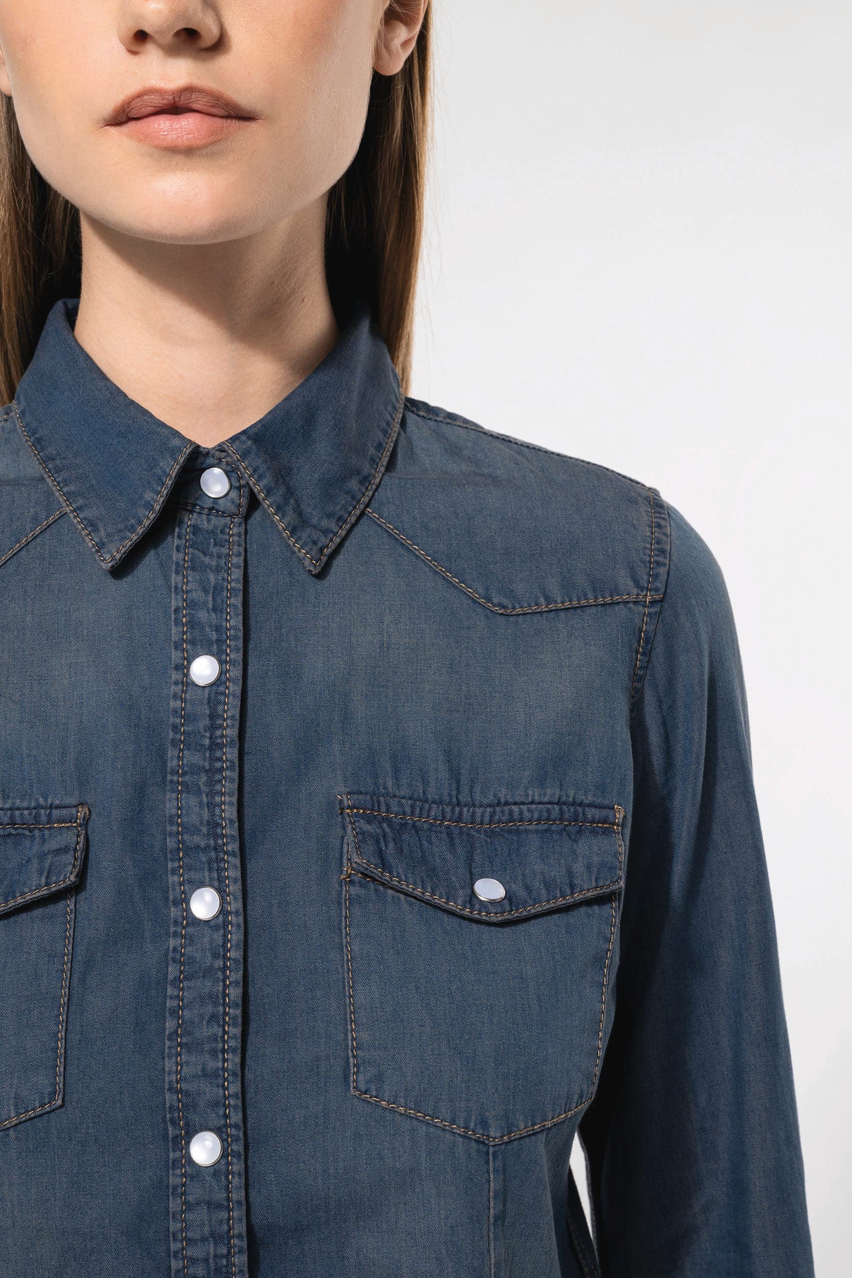 Chemise denim manches longues femme en situation