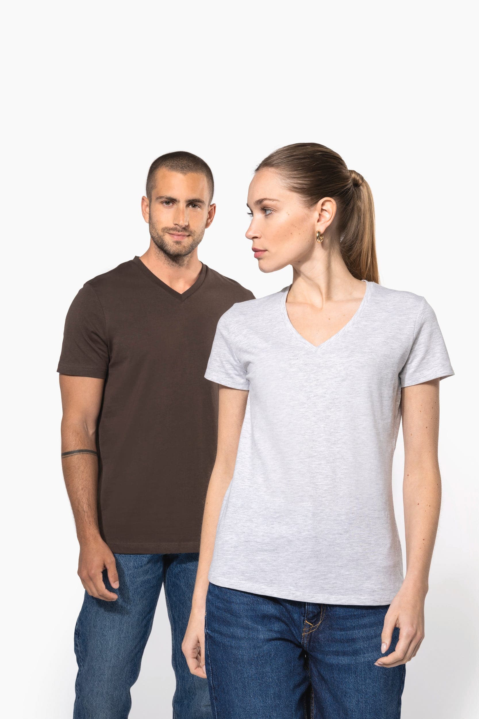 T-shirt col V manches courtes femme en situation