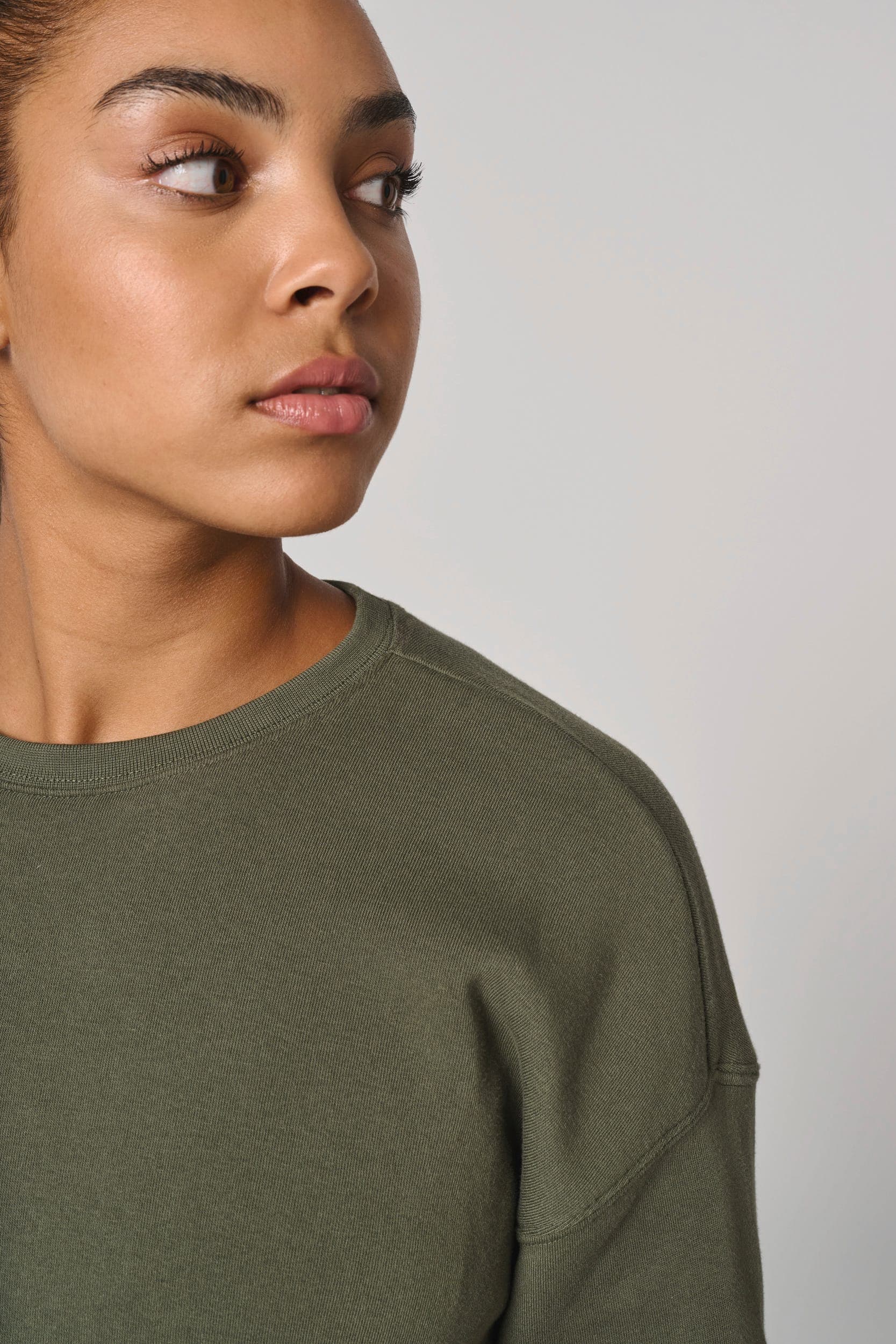 Sweat-shirt crop col rond femme en situation