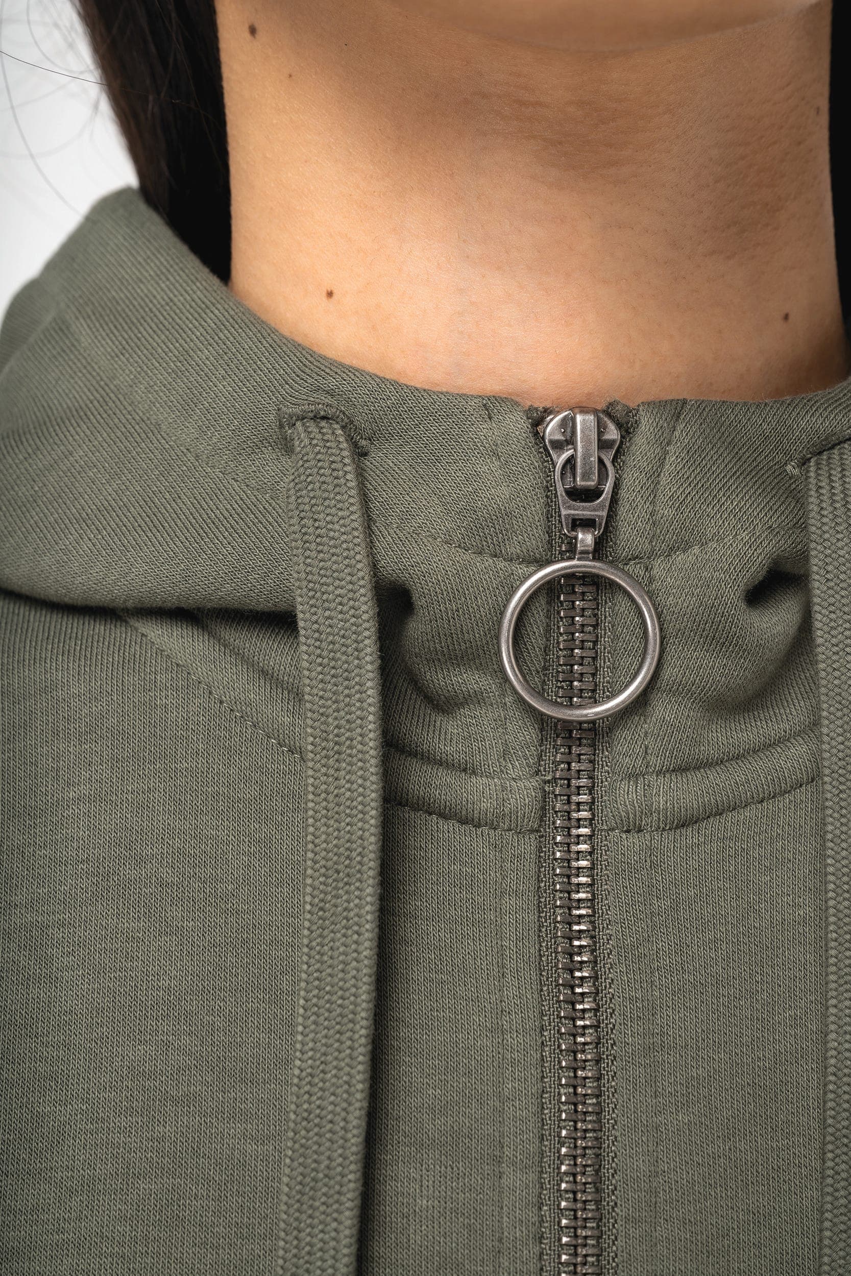 Sweat-shirt écoresponsable zippé à capuche French Terry femme en situation