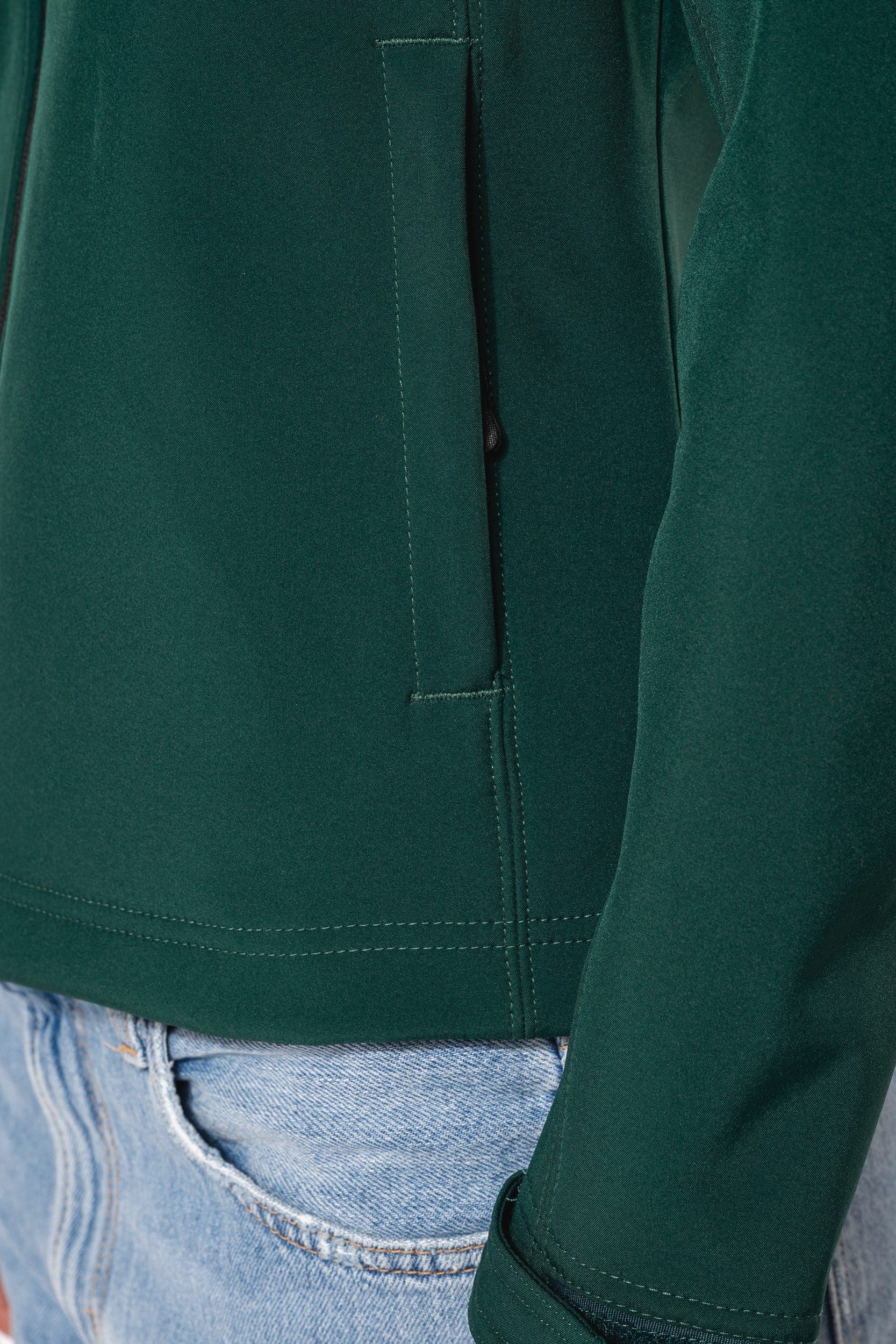Veste softshell à capuche amovible femme en situation