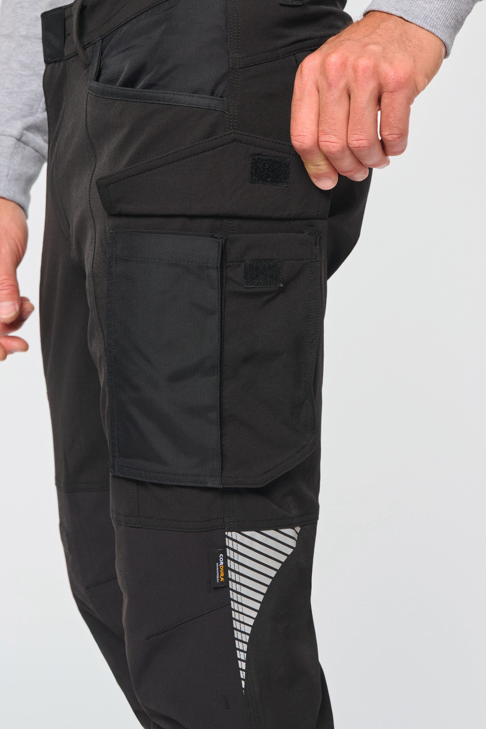 Pantalon stretch recyclé multipoches unisexe en situation