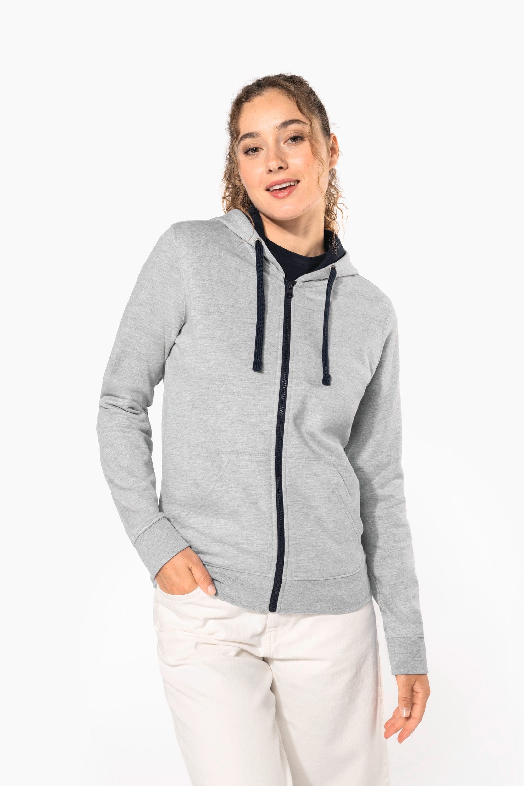 Sweat-shirt zippé capuche contrastée femme en situation