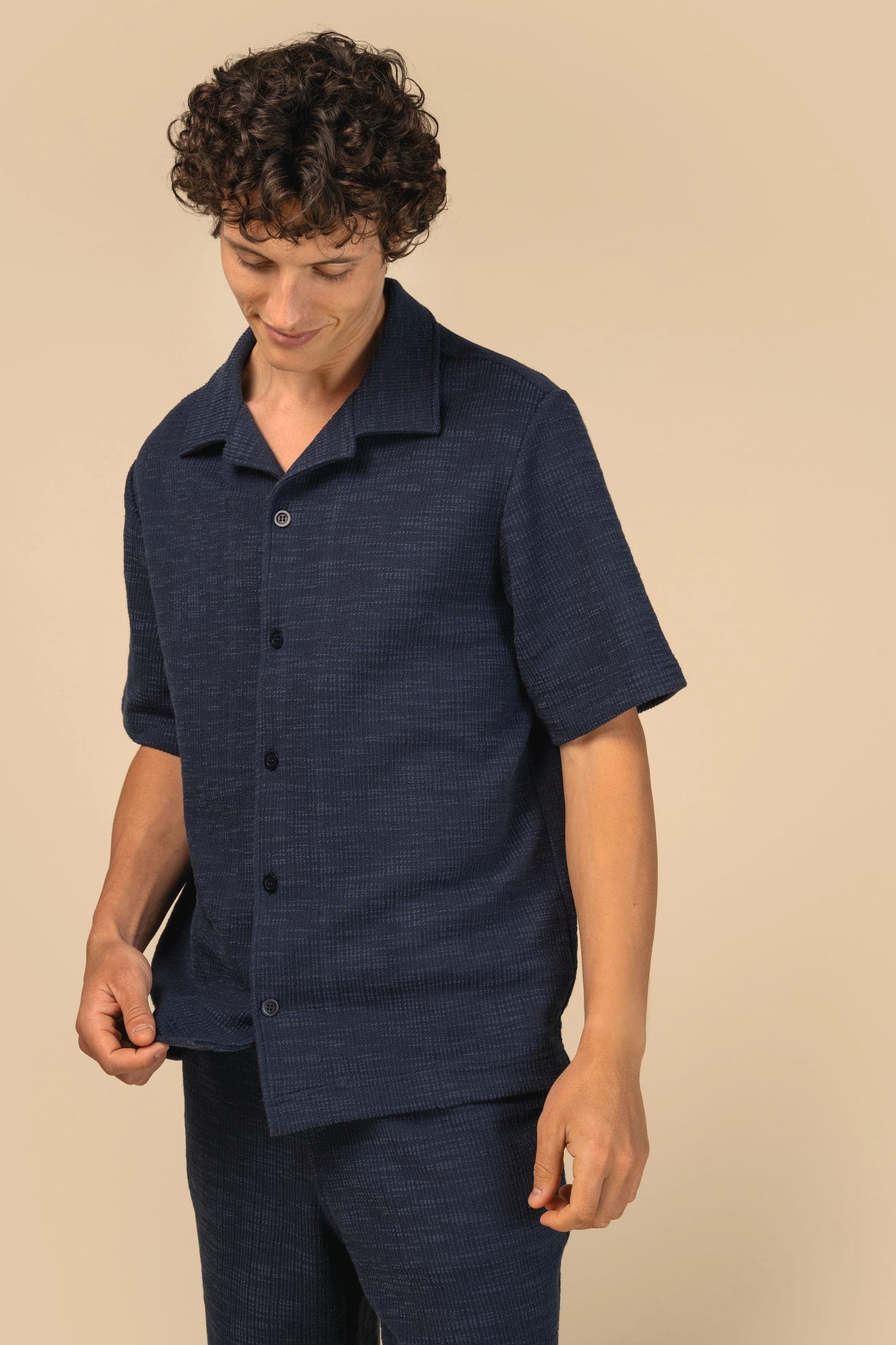 Chemise à manches courtes texturée homme en situation