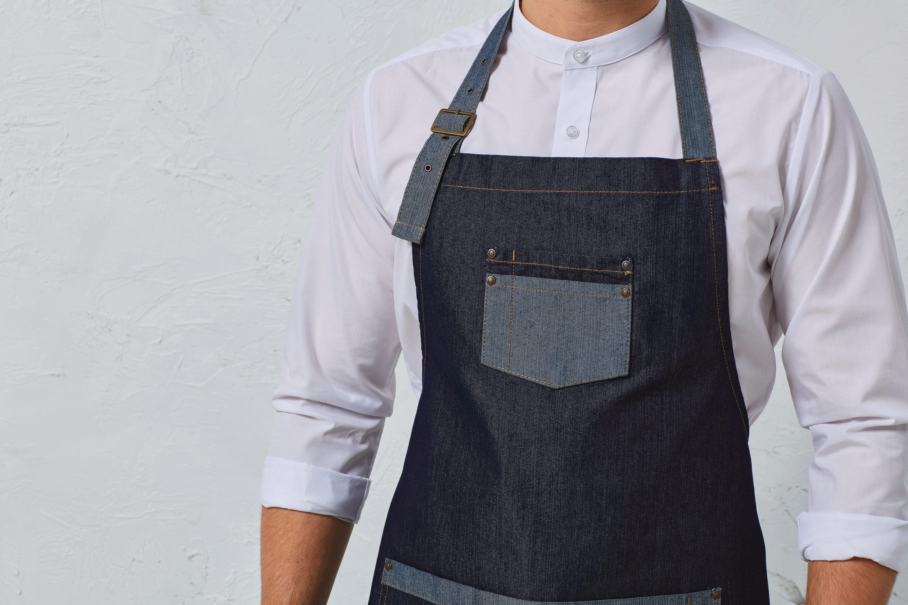 Tablier Denim à bavette "Domain" en situation