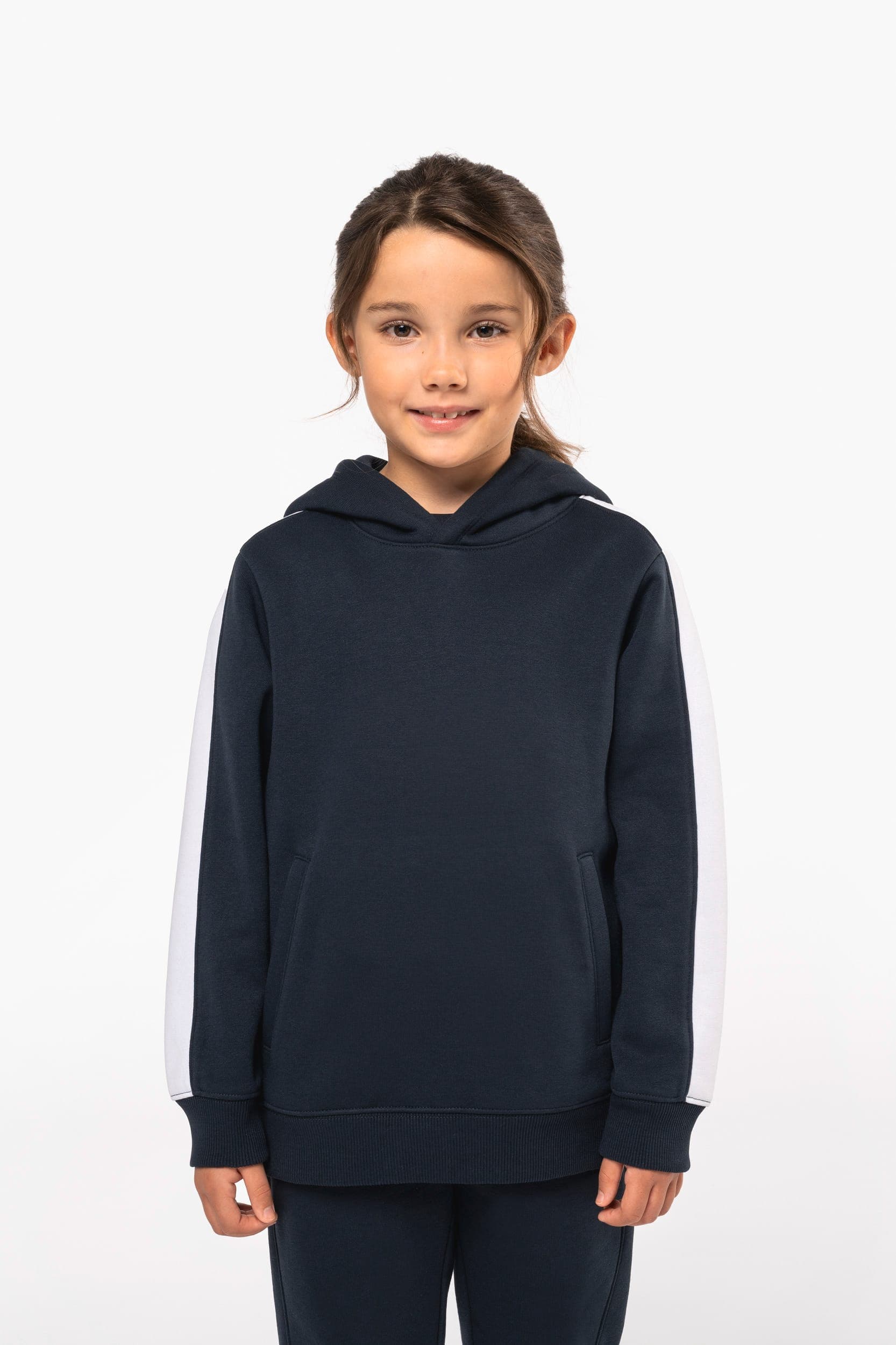 Sweat-shirt à capuche teamwear bicolore enfant en situation