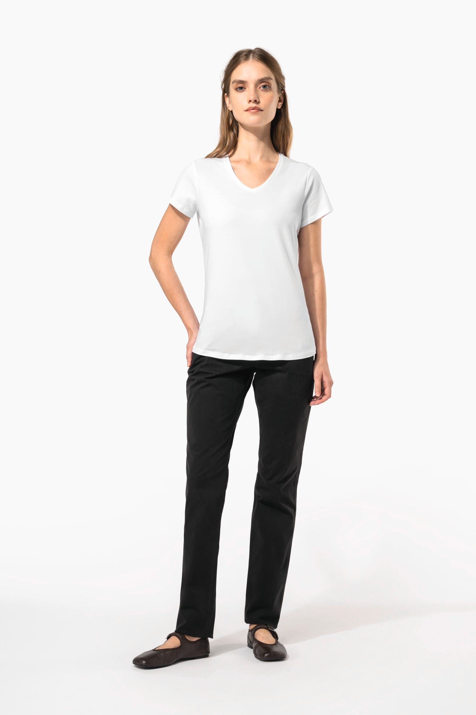 T-shirt col V manches courtes femme en situation